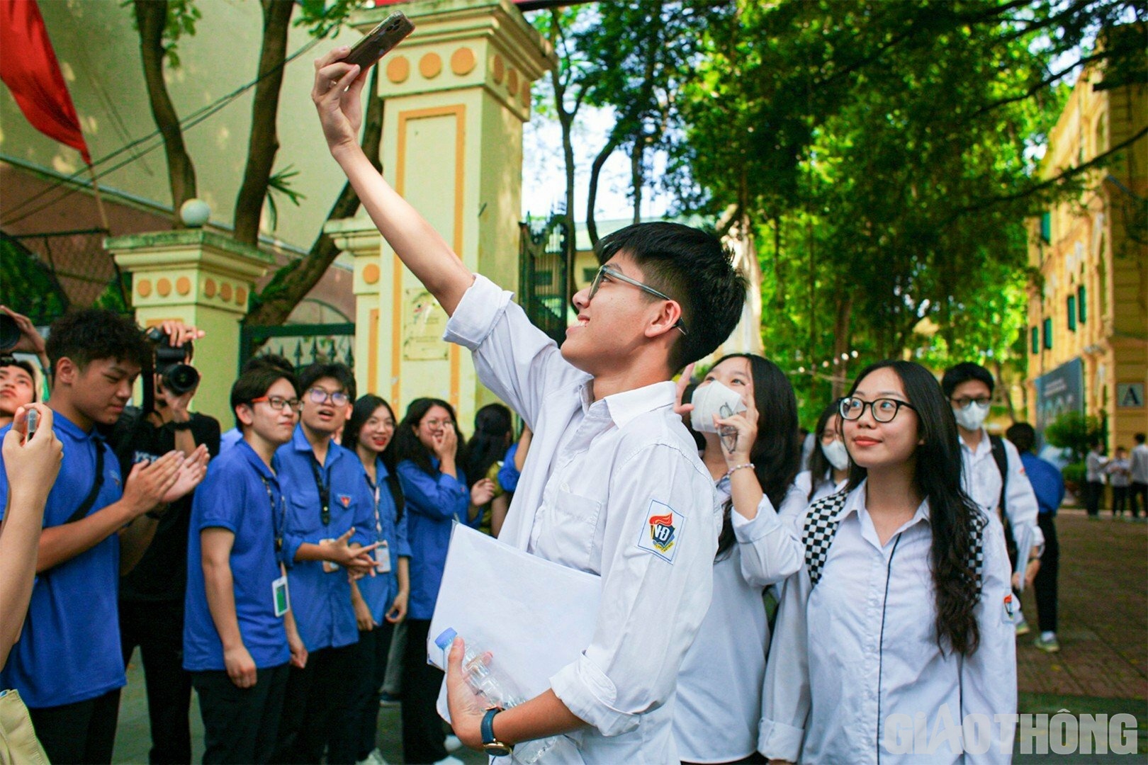 Tranh thủ chụp ảnh check in c&ugrave;ng c&aacute;c bạn trước cổng trường thi, th&iacute; sinh L&ecirc; Gia Nhuận (THPT Việt Đức) cho rằng: "Trong đề thi c&oacute; 1 số c&acirc;u kh&oacute; ở nội dung t&iacute;ch ph&acirc;n. D&ugrave; vậy, em vẫn kh&aacute; kỳ vọng sẽ được tầm 9 điểm cho b&agrave;i thi to&aacute;n"