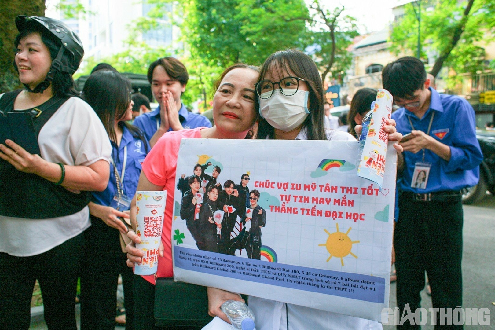 Mang tấm biển đặc biệt đến động vi&ecirc;n con trong buổi thi chiều nay, chị Phạm Hồng Yến cho biết: Năm nay, con g&aacute;i t&ocirc;i c&oacute; nguyện vọng đỗ v&agrave;o Học viện C&ocirc;ng nghệ bưu ch&iacute;nh viễn th&ocirc;ng. D&ugrave; đầu v&agrave;o h&agrave;ng năm của trường kh&aacute; cao nhưng gia đ&igrave;nh cũng kh&ocirc;ng đặt &aacute;p lực v&agrave; chỉ biết ch&uacute;c con ho&agrave;n th&agrave;nh tốt nhất b&agrave;i thi của m&igrave;nh"