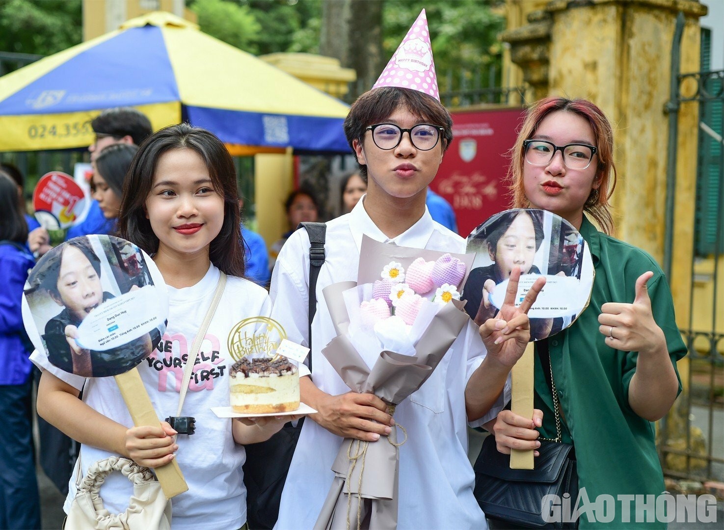 Nhận b&aacute;nh kem sinh nhật v&agrave; hoa từ bạn th&acirc;n, th&iacute; sinh Đặng Đức Huy (THPT T&acirc;y Hồ) cho biết đ&acirc;y l&agrave; một kỷ niệm đ&aacute;ng nhớ v&agrave; cảm thấy kh&aacute; h&agrave;i l&ograve;ng v&igrave; đ&atilde; ho&agrave;n th&agrave;nh tốt c&aacute;c b&agrave;i thi