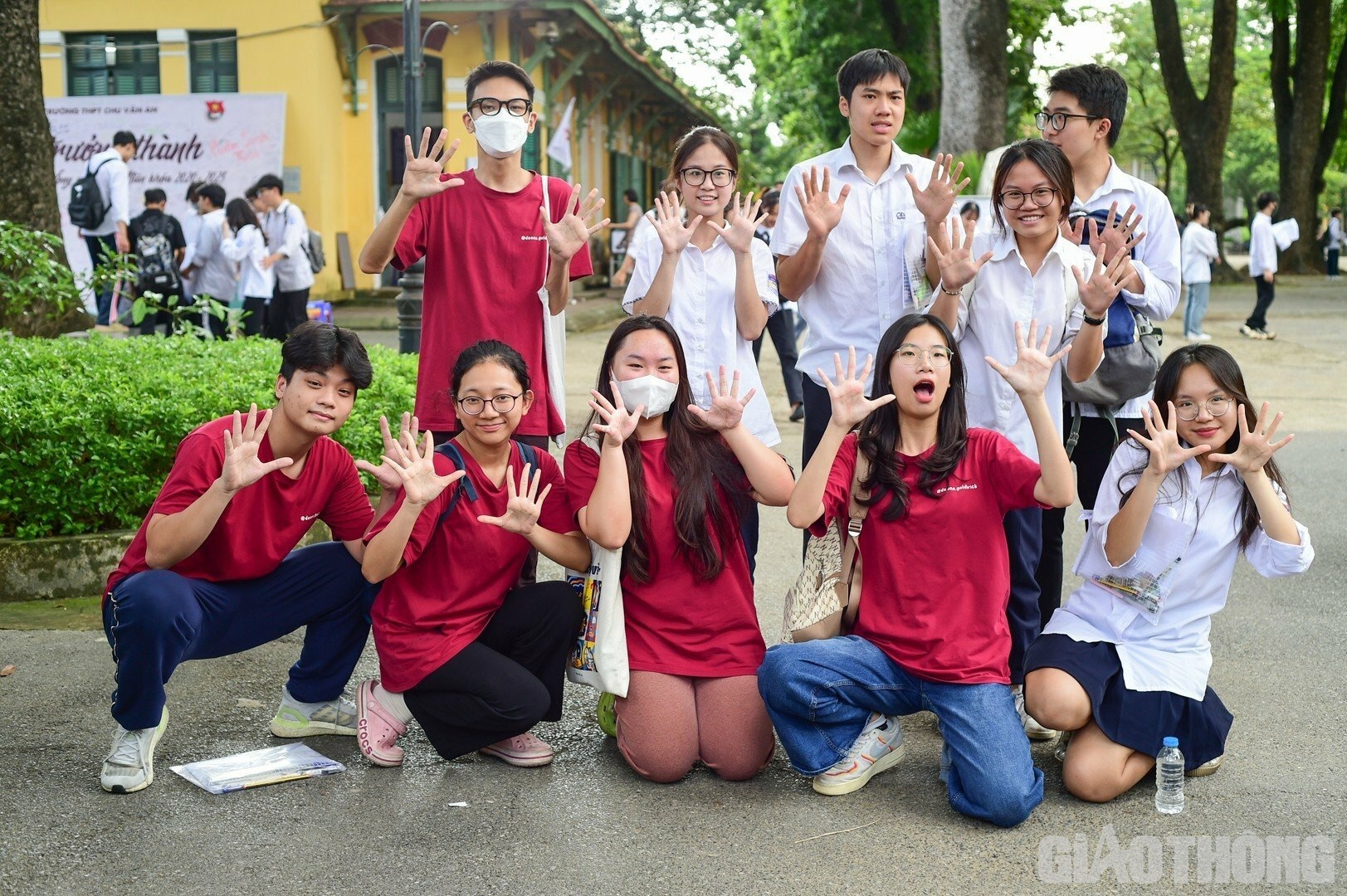Sau b&agrave;i thi m&ocirc;n tiếng Anh, nh&oacute;m th&iacute; sinh chụp ảnh lưu niệm v&agrave; tự tin với điểm 10 tuyệt đối