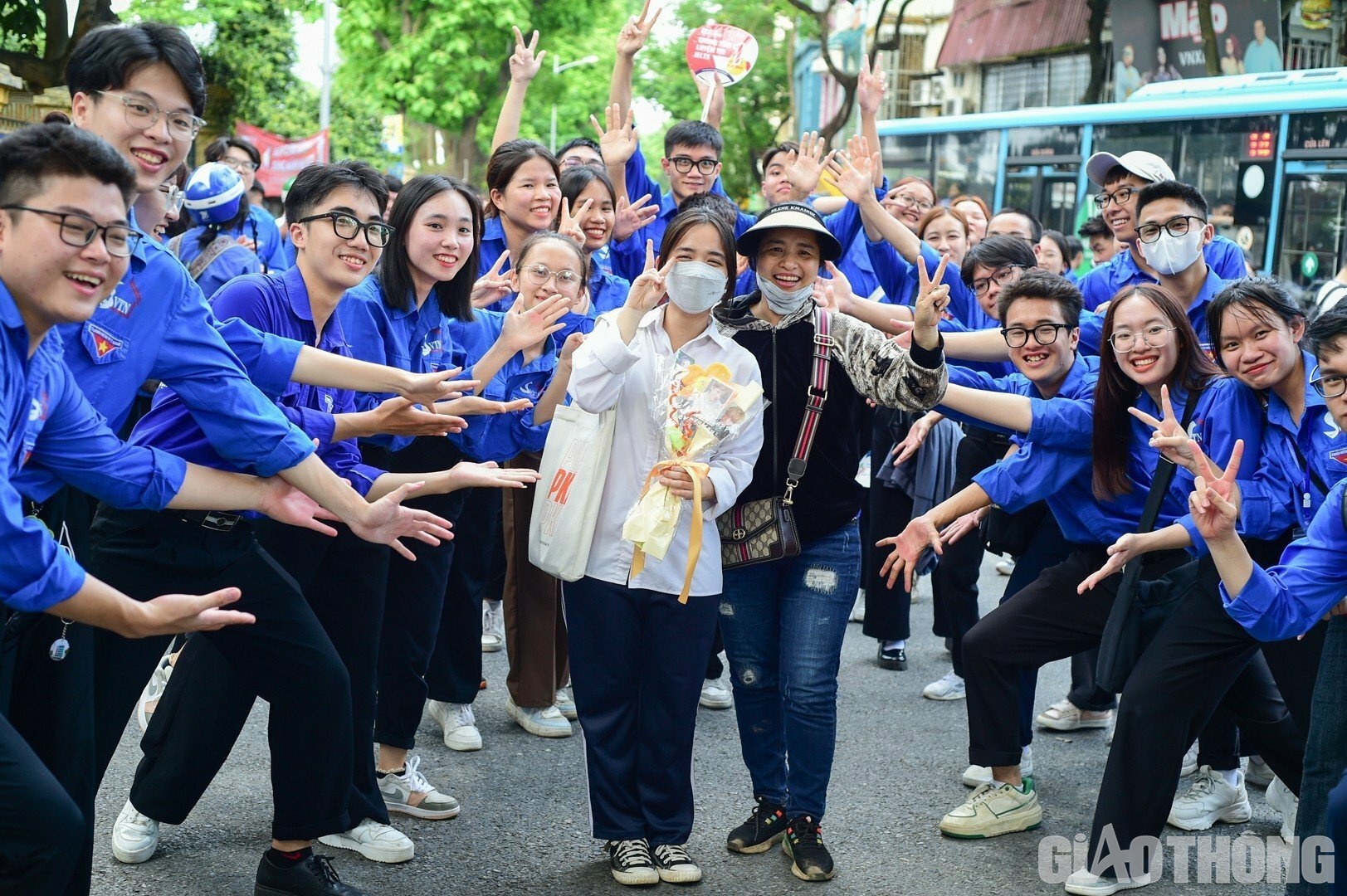 C&aacute;c t&igrave;nh nguyện vi&ecirc;n chung vui c&ugrave;ng th&iacute; sinh Phương Uy&ecirc;n (THPT T&acirc;y Hồ) v&agrave; mẹ trước cổng trường thi