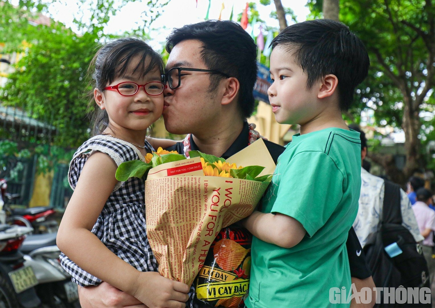 Sau 60 ph&uacute;t l&agrave;m b&agrave;i, th&iacute; sinh Nguyễn Tiến Dũng (THPT Phạm Hồng Th&aacute;i) h&agrave;o hứng chia sẻ: "Em cảm thấy rất vui v&igrave; hai em của m&igrave;nh đ&atilde; tới động vi&ecirc;n, tặng qu&agrave;. Với b&agrave;i l&agrave;m m&ocirc;n tiếng Anh, em dự đo&aacute;n c&oacute; thể đạt tr&ecirc;n 9 điểm. Sau kỳ thi n&agrave;y, em v&agrave; gia đ&igrave;nh đ&atilde; l&ecirc;n kế hoạch đi du lịch ở Đ&agrave; Nẵng để xả stress sau thời gian &ocirc;n tập căng thẳng".