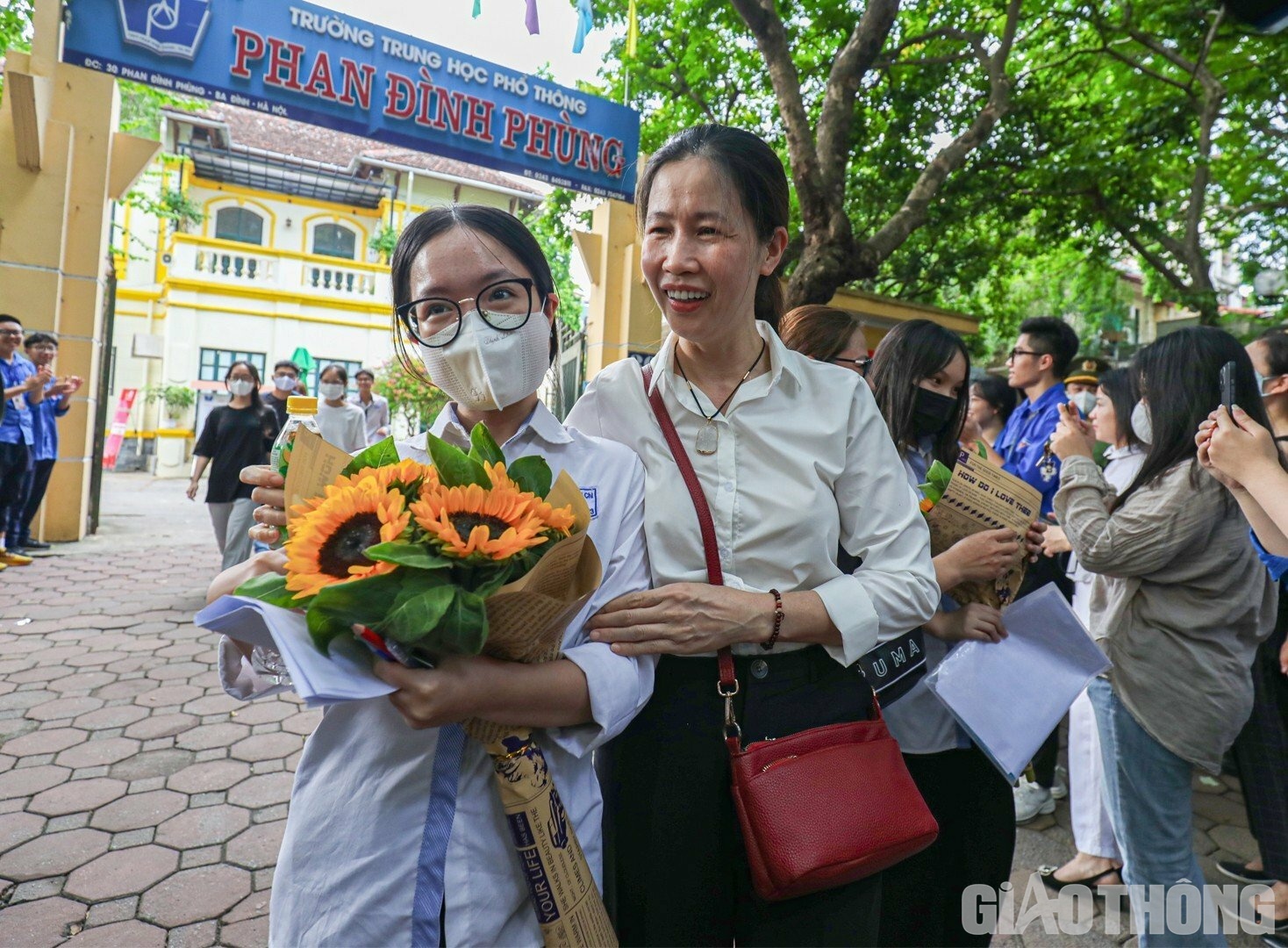 Trong hai ng&agrave;y thi vừa qua, c&aacute;c th&iacute; sinh đ&atilde; nỗ lực hết m&igrave;nh v&agrave; trở về trong v&ograve;ng tay y&ecirc;u thương của phụ huynh