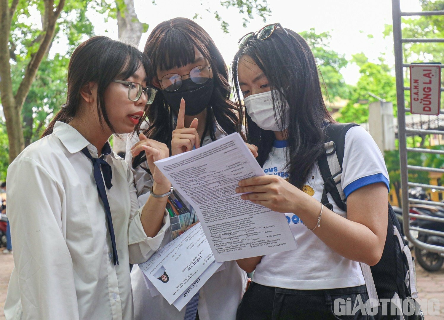 Nhều th&iacute; sinh nhận định, các kiến thức xu&acirc;́t hi&ecirc;̣n trong đ&ecirc;̀ thi tiếng Anh bao quát t&acirc;́t cả các c&acirc;́u trúc ngữ pháp đã được học ở b&acirc;̣c THPT. Tuy nhi&ecirc;n, đề thi năm nay c&oacute; độ ph&acirc;n h&oacute;a r&otilde; rệt hơn