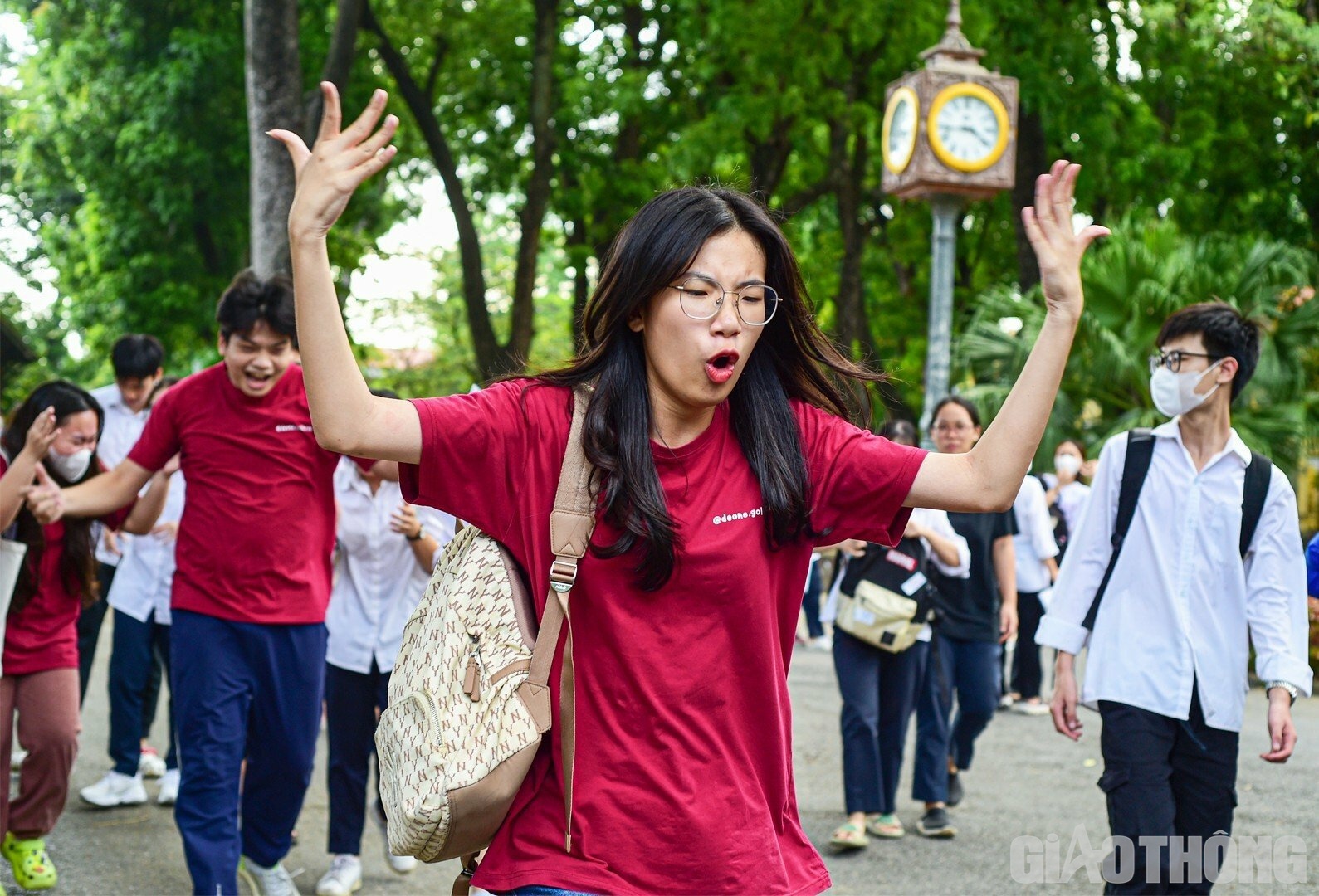 Sự tự tin, phấn kh&iacute;ch thể hiện r&otilde; tr&ecirc;n khu&ocirc;n mặt của th&iacute; sinh khi bước ra khu vực trường thi