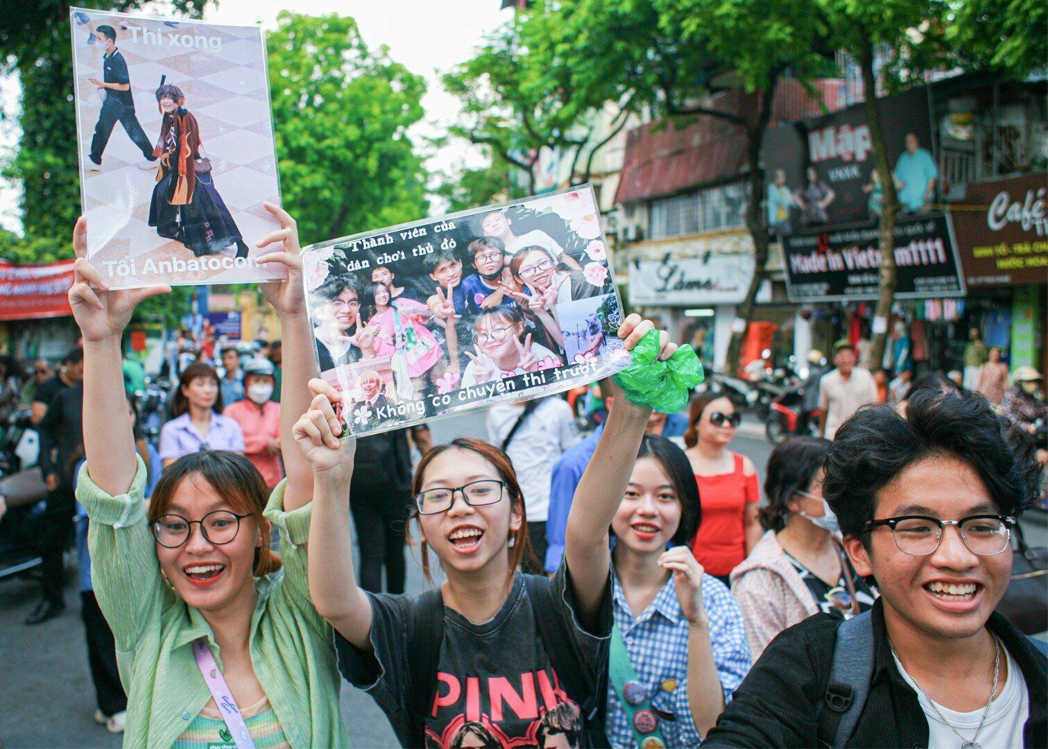 Nhiều người đem theo h&igrave;nh ảnh k&egrave;m theo lời ch&uacute;c "kh&ocirc;ng c&oacute; chuyện thi trượt" nhằm tiếp th&ecirc;m động lực tinh thần cho th&iacute; sinh