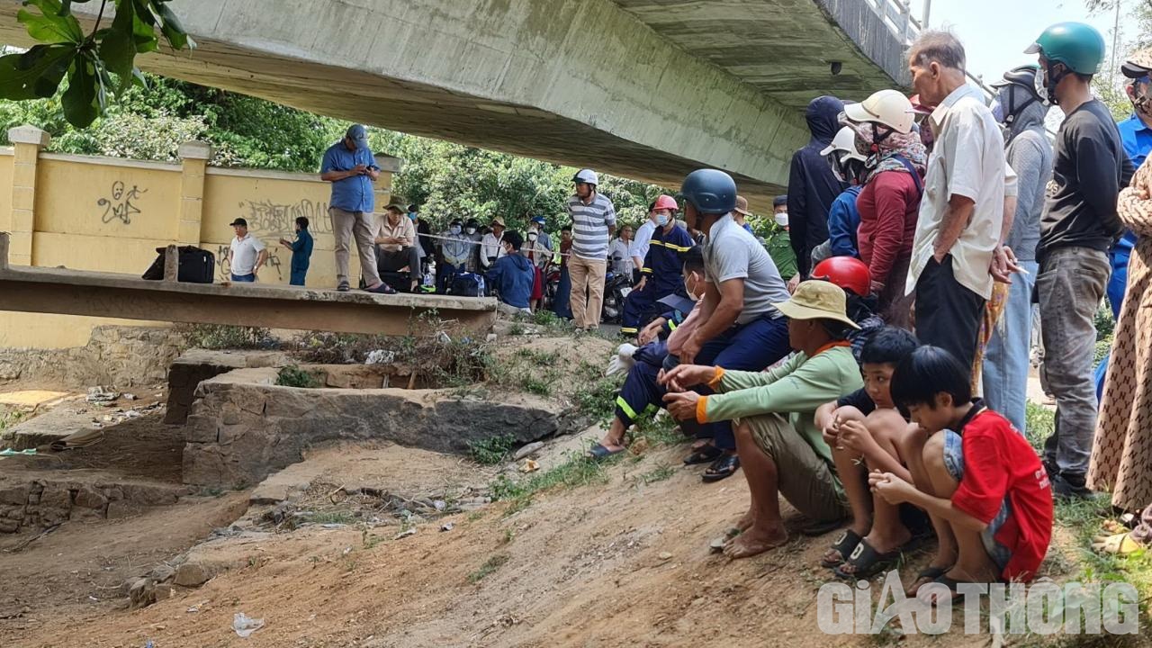 Người đ&agrave;n &ocirc;ng chết bất thường dưới cống nước ở ch&acirc;n cầu Tr&agrave; Kh&uacute;c