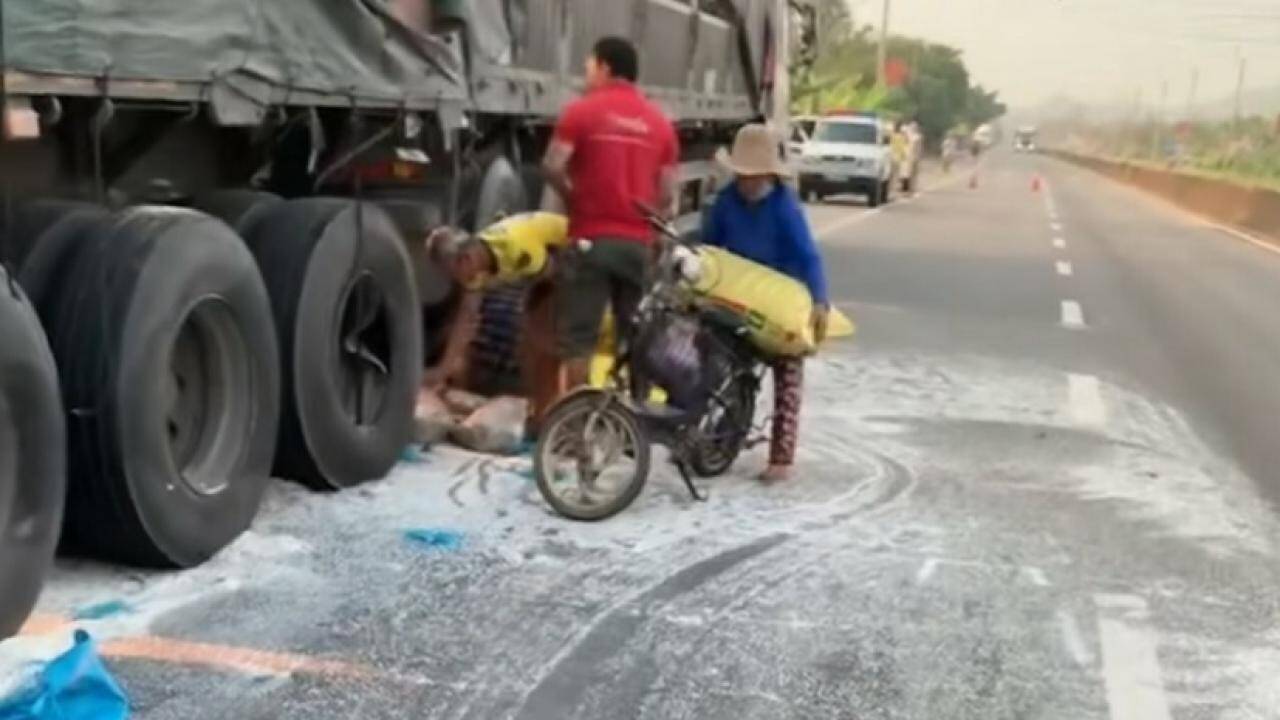 Sự thật clip xe container bị đổ gạo ra đường, người d&acirc;n đến 'h&ocirc;i của'