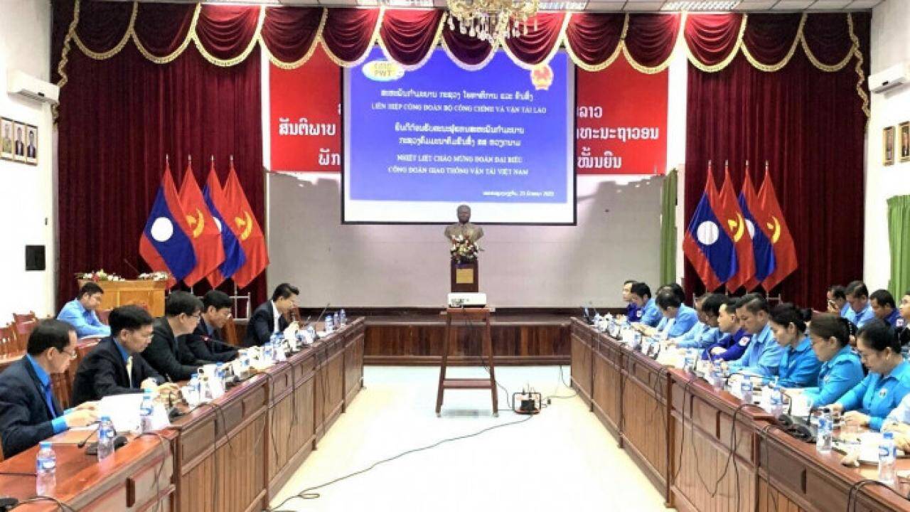 Tăng cường hợp t&aacute;c c&ocirc;ng đo&agrave;n GTVT hai nước Việt - L&agrave;o