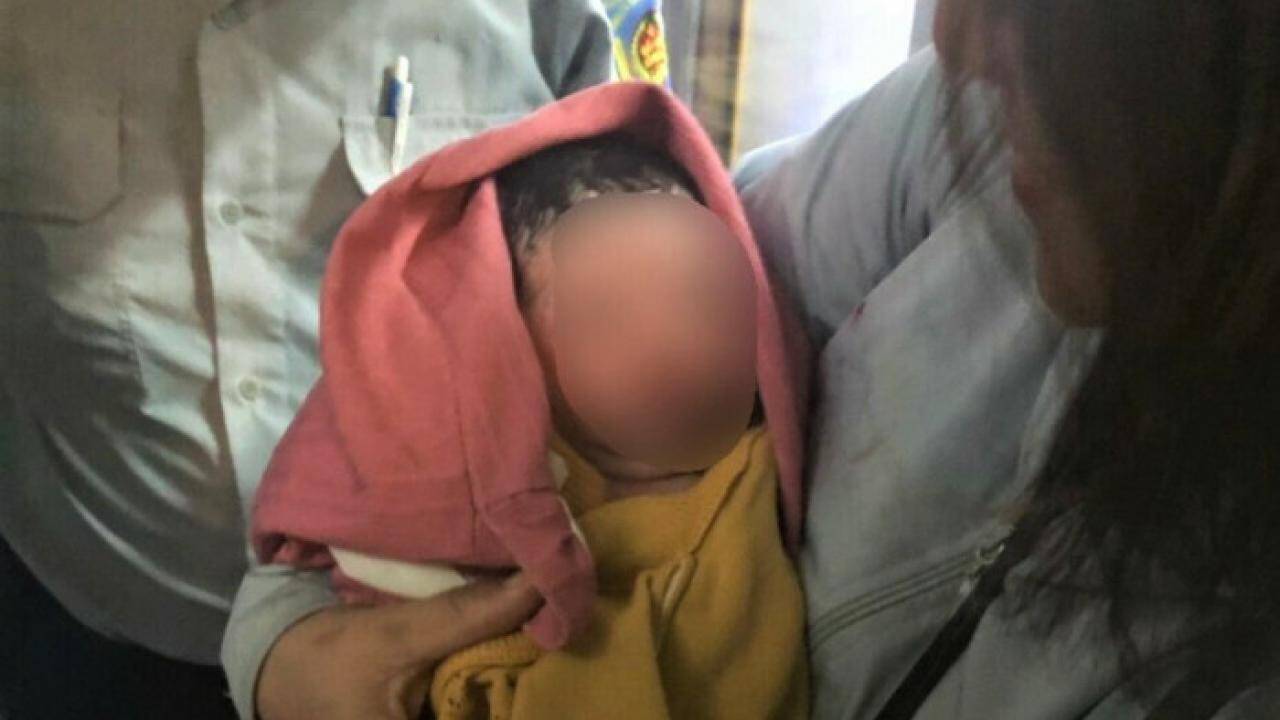 Một h&agrave;nh kh&aacute;ch sinh con tr&ecirc;n t&agrave;u Thống Nhất