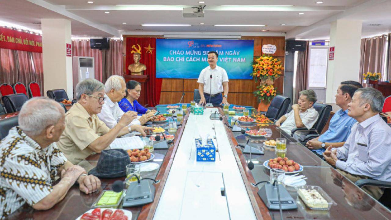 B&aacute;o Giao th&ocirc;ng gặp mặt c&aacute;n bộ hưu tr&iacute; dịp 21/6