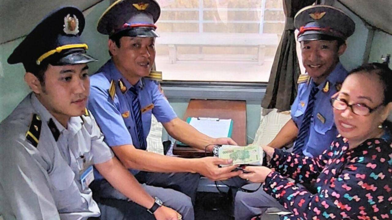 H&agrave;nh kh&aacute;ch mừng rỡ nhận lại hơn 70 triệu đồng bỏ qu&ecirc;n tr&ecirc;n t&agrave;u