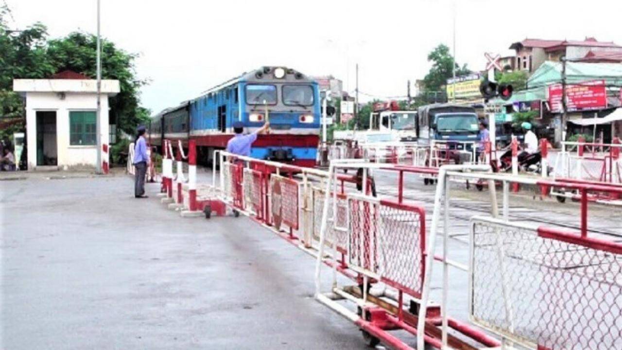 Đầu tư 400 tỷ đồng lắp đặt bổ sung t&iacute;n hiệu 200 đường ngang đường sắt