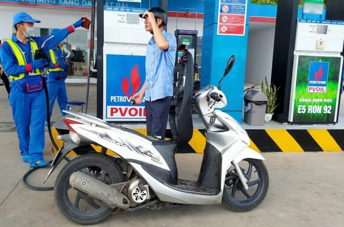 Gi&aacute; xăng RON 95-III kh&ocirc;ng cao hơn 22.015 đồng/l&iacute;t