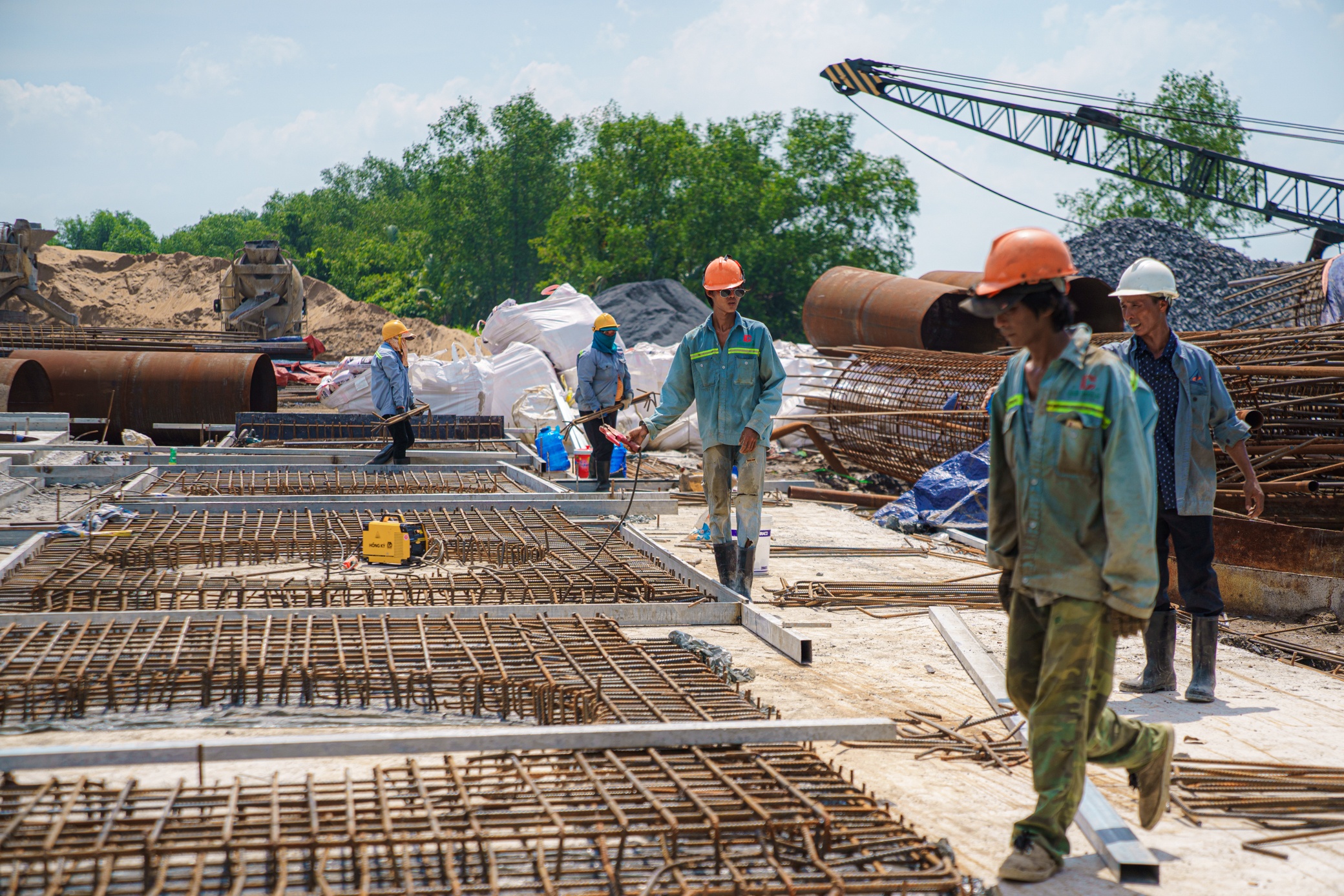 Ngo&agrave;i c&aacute;c hạng mục thi c&ocirc;ng giữa s&ocirc;ng, ph&iacute;a tr&ecirc;n bờ, những đầu việc kh&aacute;c đang được thực hiện song song.