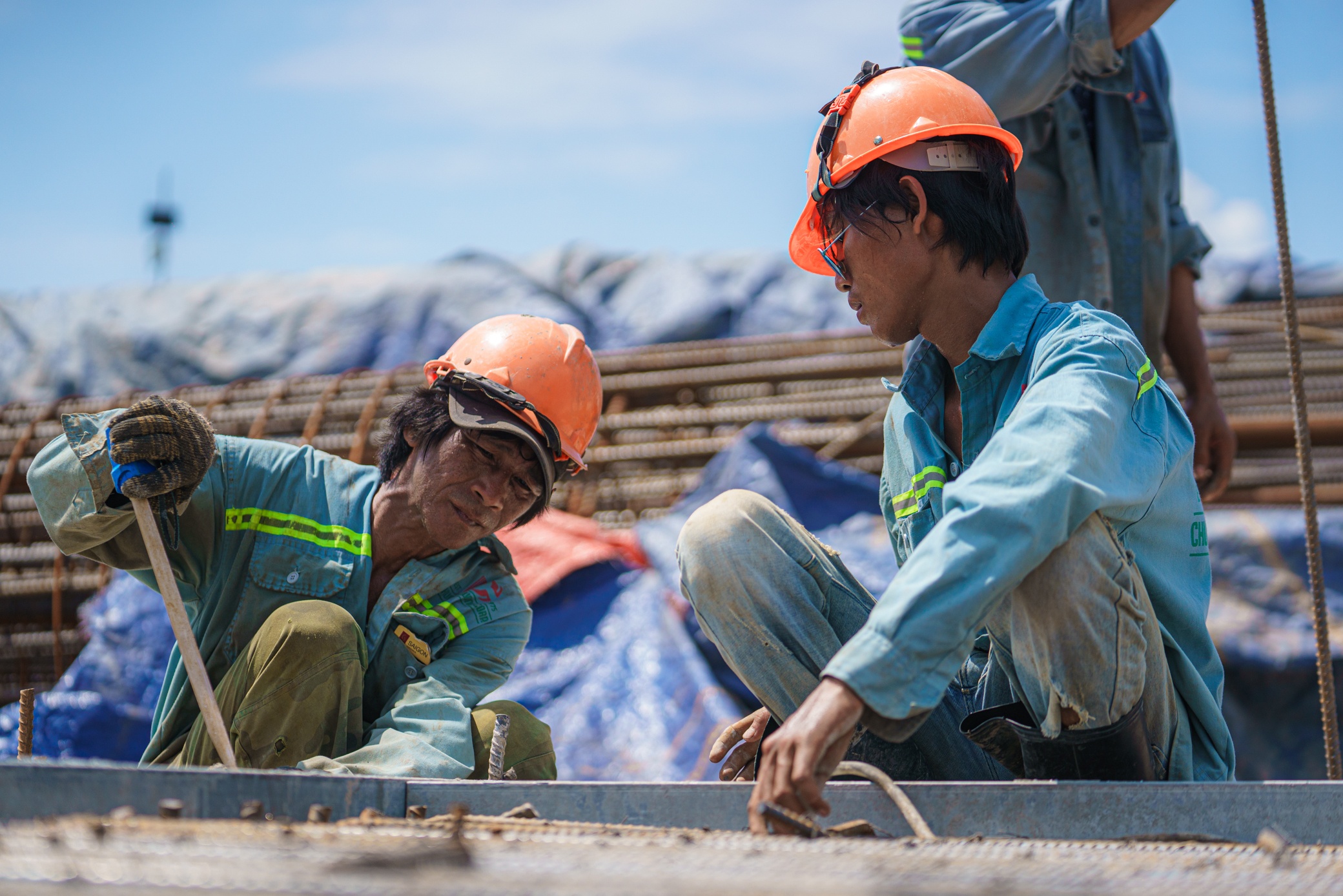 C&ocirc;ng nh&acirc;n thi c&ocirc;ng h&agrave;n khu&ocirc;n th&eacute;p.