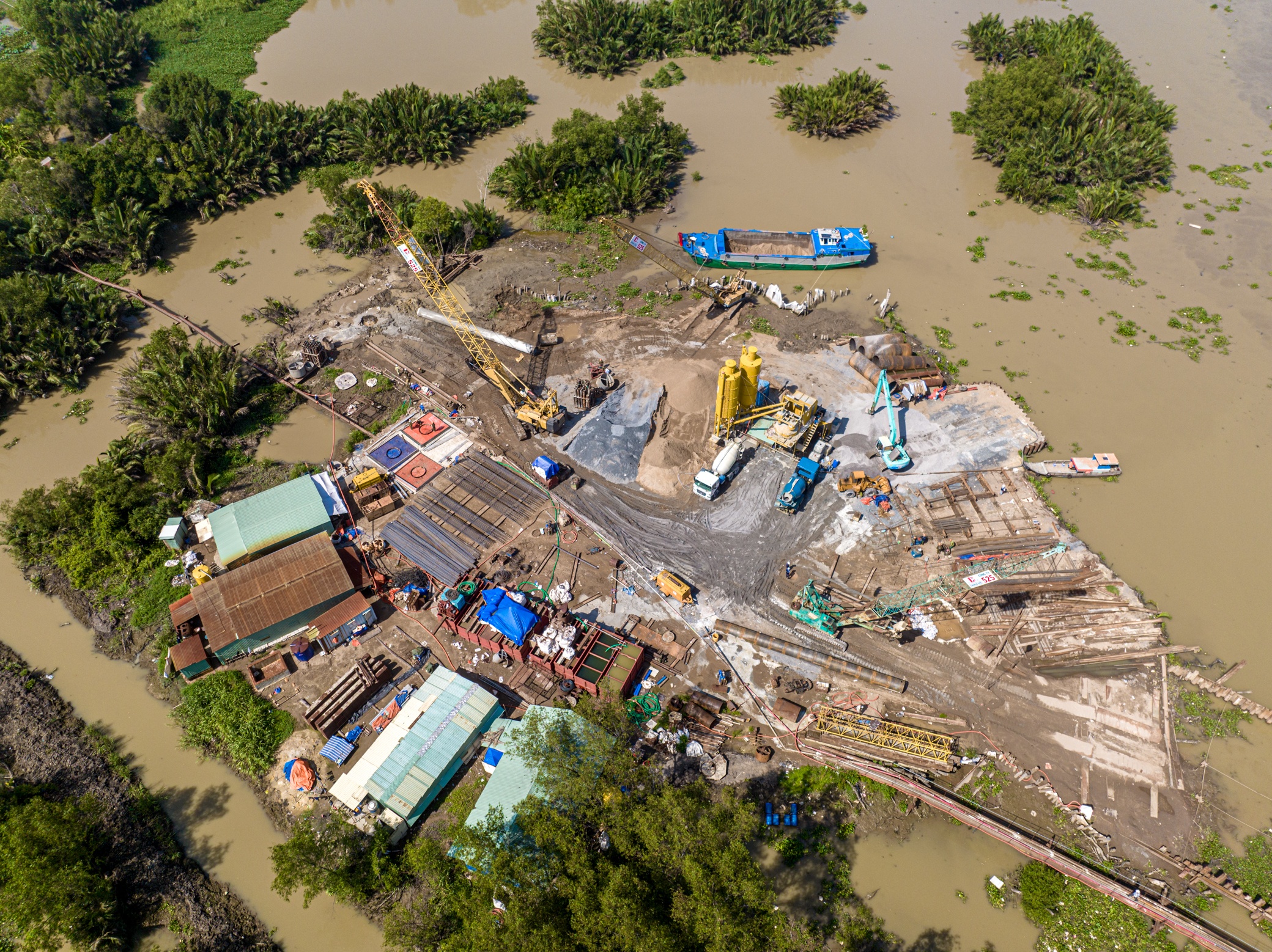 Một phần diện t&iacute;ch vẫn chưa được b&agrave;n giao đang l&agrave; nơi tập kết tạm m&aacute;y m&oacute;c, thiết bị, vật tư để thi c&ocirc;ng trước tại khu vực tim tuyến dự &aacute;n.