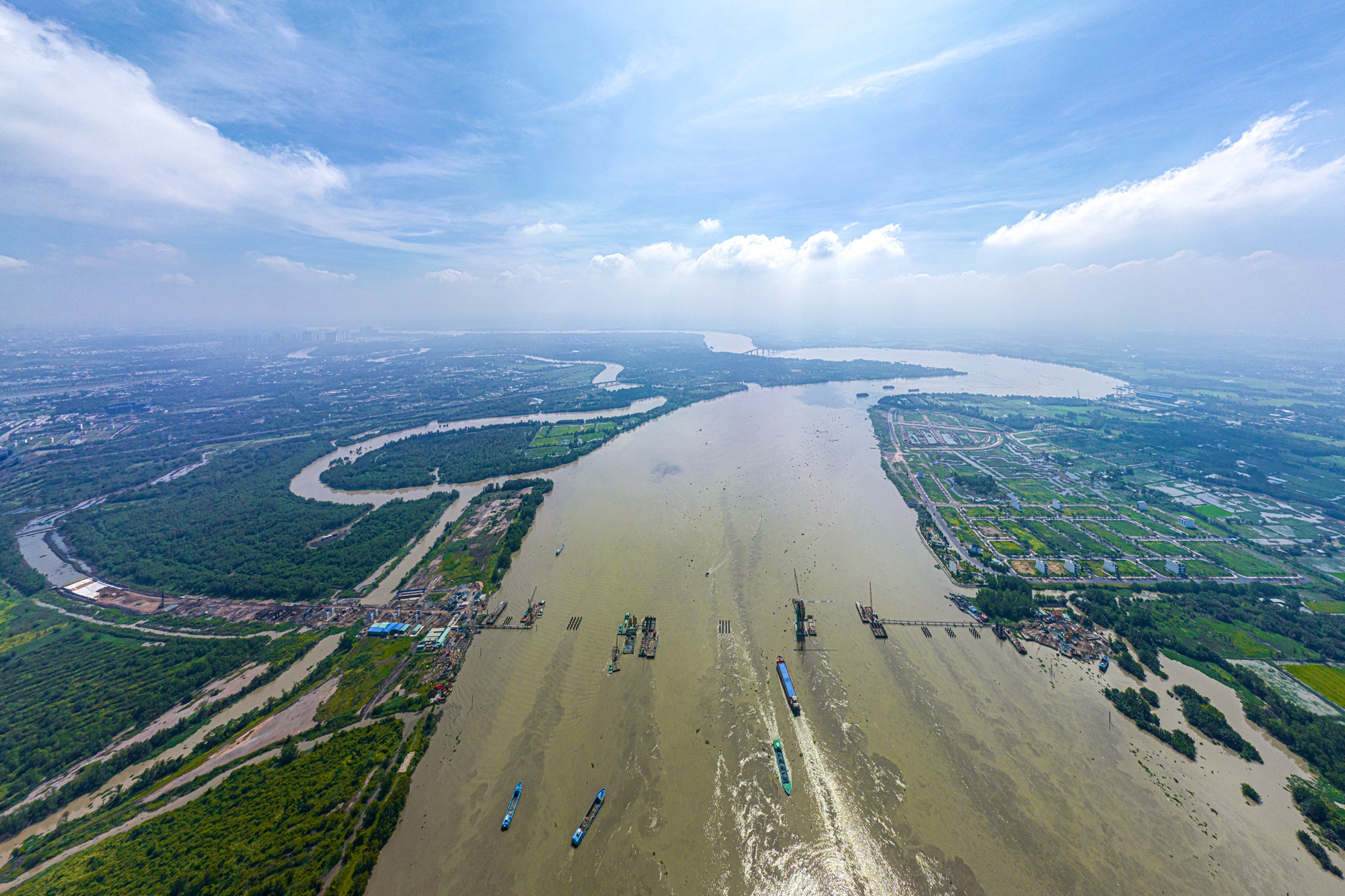 Đến nay, mặt bằng thi c&ocirc;ng ph&iacute;a Đồng Nai vẫn chưa được b&agrave;n giao cho nh&agrave; thầu. Về ph&iacute;a UBND tỉnh Đồng Nai, ch&iacute;nh quyền địa phương vừa c&oacute; tờ tr&igrave;nh thẩm định gi&aacute; đất để t&iacute;nh mức bồi thường mặt bằng h&ocirc;m 30/6.