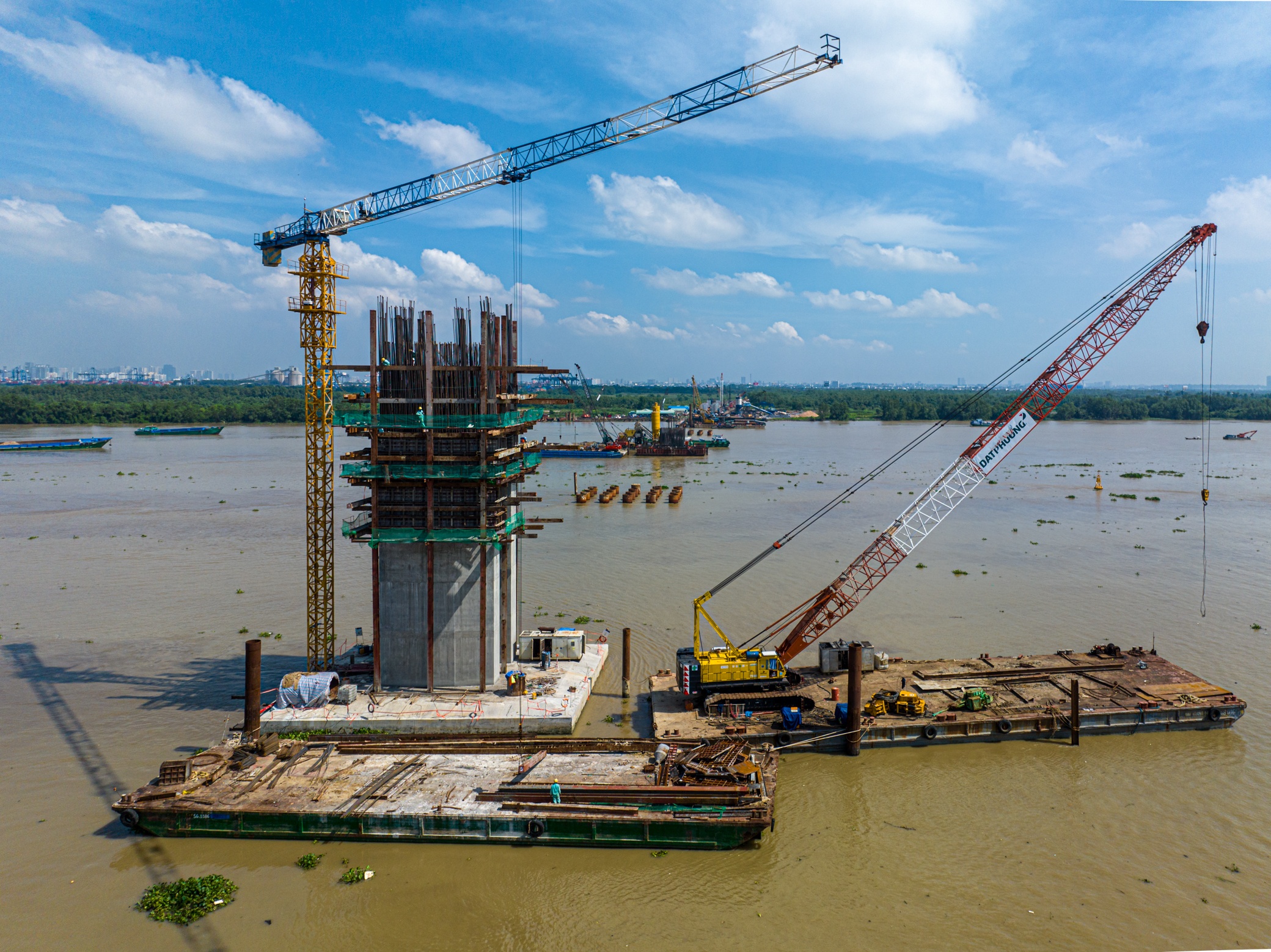 Chưa phải hạng mục phức tạp nhất của cầu Nhơn Trạch, song, để x&acirc;y bệ trụ sẽ phải ho&agrave;n tất c&aacute;c c&ocirc;ng đoạn thi c&ocirc;ng kh&oacute; khăn kh&aacute;c như cọc khoan nhồi (đường k&iacute;nh 2m, s&acirc;u 80m); th&ugrave;ng chụp; bịt đ&aacute;y; đổ b&ecirc; t&ocirc;ng. Trong ảnh l&agrave; một bệ trụ đ&atilde; ho&agrave;n th&agrave;nh.