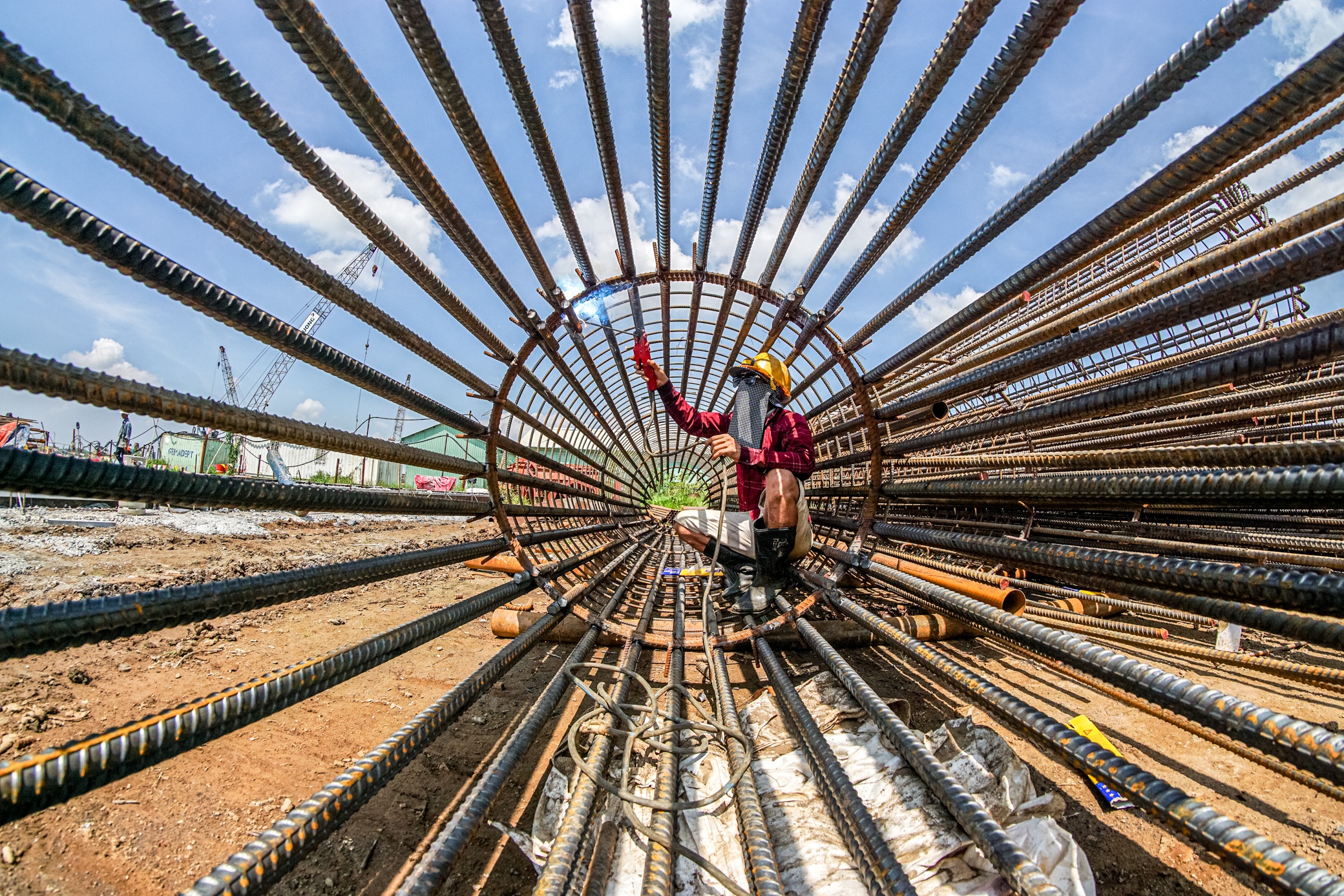 C&ocirc;ng nh&acirc;n gia c&ocirc;ng c&aacute;c lồng th&eacute;p để l&agrave;m bệ cọc b&ecirc; t&ocirc;ng.