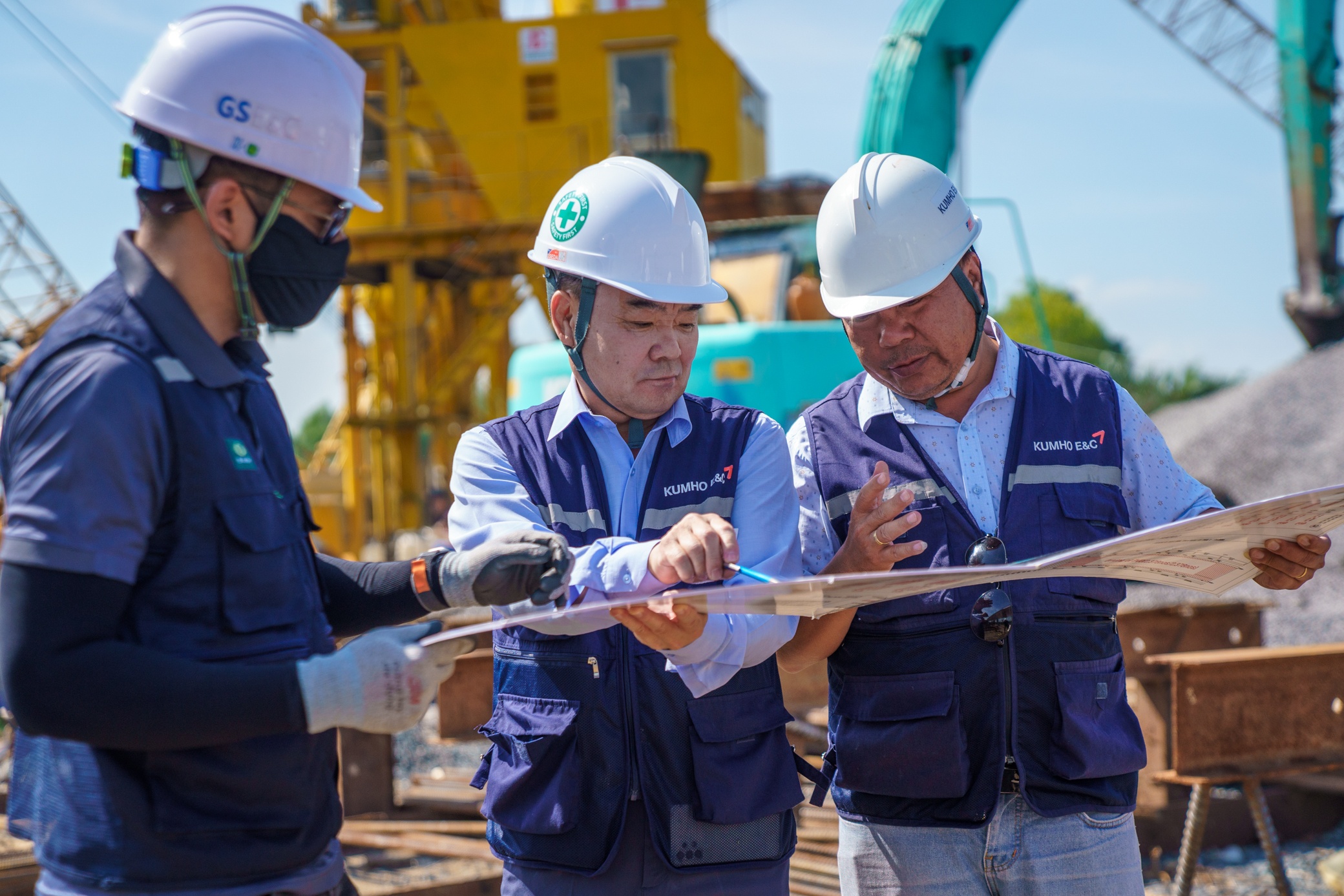 &Ocirc;ng Cho Byeong Hwan, Gi&aacute;m đốc dự &aacute;n g&oacute;i thầu x&acirc;y dựng cầu Nhơn Trạch (C&ocirc;ng ty Kumho engineering & contruction) cho biết, nh&agrave; thầu đ&atilde; chuẩn bị đầy đủ trang thiết bị, vật tư nh&acirc;n lực. Đơn vị cũng ho&agrave;n to&agrave;n sẵn s&agrave;ng bắt tay v&agrave;o thi c&ocirc;ng ngay khi c&oacute; mặt bằng.