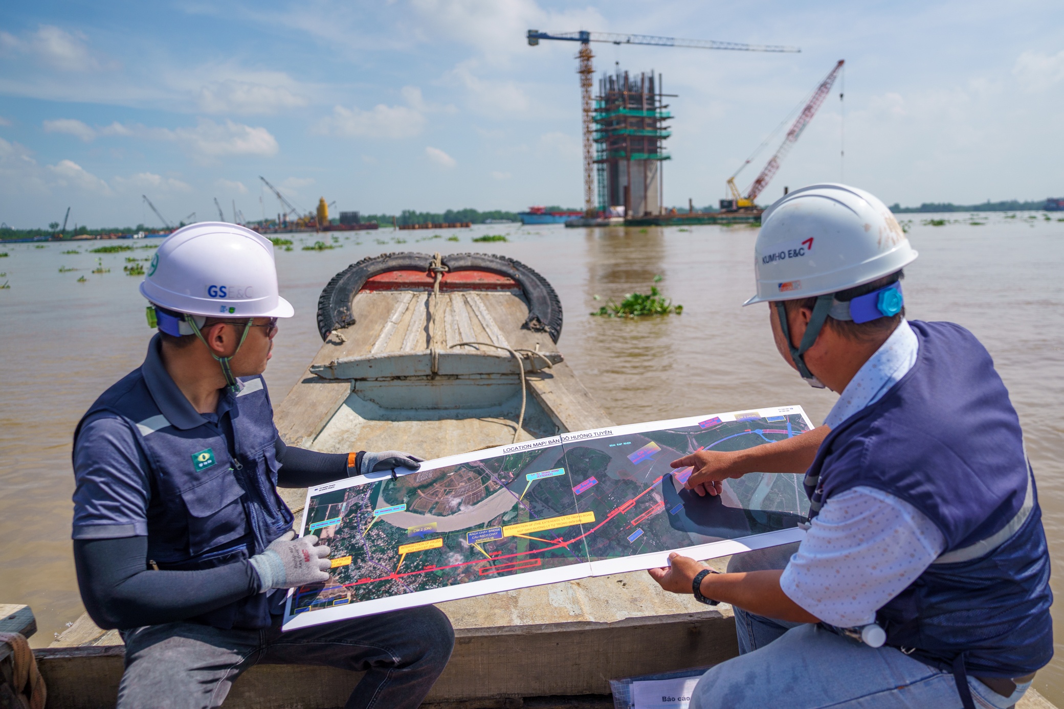 Đặc th&ugrave; thi c&ocirc;ng tr&ecirc;n bề mặt nước, việc đi lại của kỹ sư, c&ocirc;ng nh&acirc;n hay vận chuyển vật liệu thiết bị đều th&ocirc;ng qua cano, xuồng m&aacute;y v&agrave; s&agrave; lan.