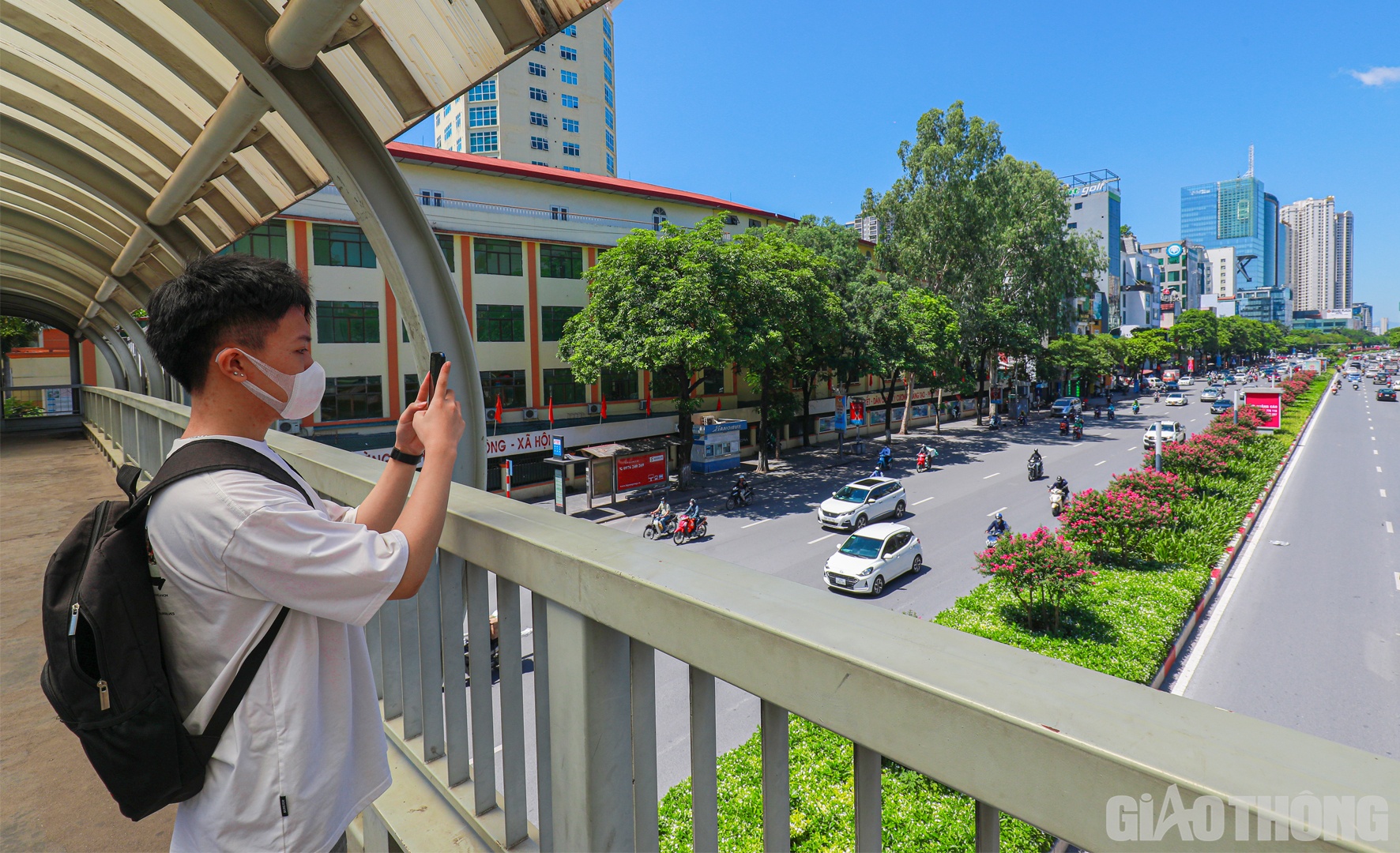 Lần đầu đi qua tuyến đường đầy l&atilde;ng mạn n&agrave;y, bạn Nguyễn Xu&acirc;n Quang (sinh vi&ecirc;n Học viện C&ocirc;ng nghệ Bưu ch&iacute;nh Viễn th&ocirc;ng) chia sẻ: "Hoa Tường Vi nở rất đẹp n&ecirc;n em tranh thủ đi l&ecirc;n cầu bộ h&agrave;nh để ngắm nh&igrave;n khung cảnh tuyệt đẹp n&agrave;y từ tr&ecirc;n cao v&agrave; chụp lại một v&agrave;i tấm h&igrave;nh l&agrave;m kỷ niệm".