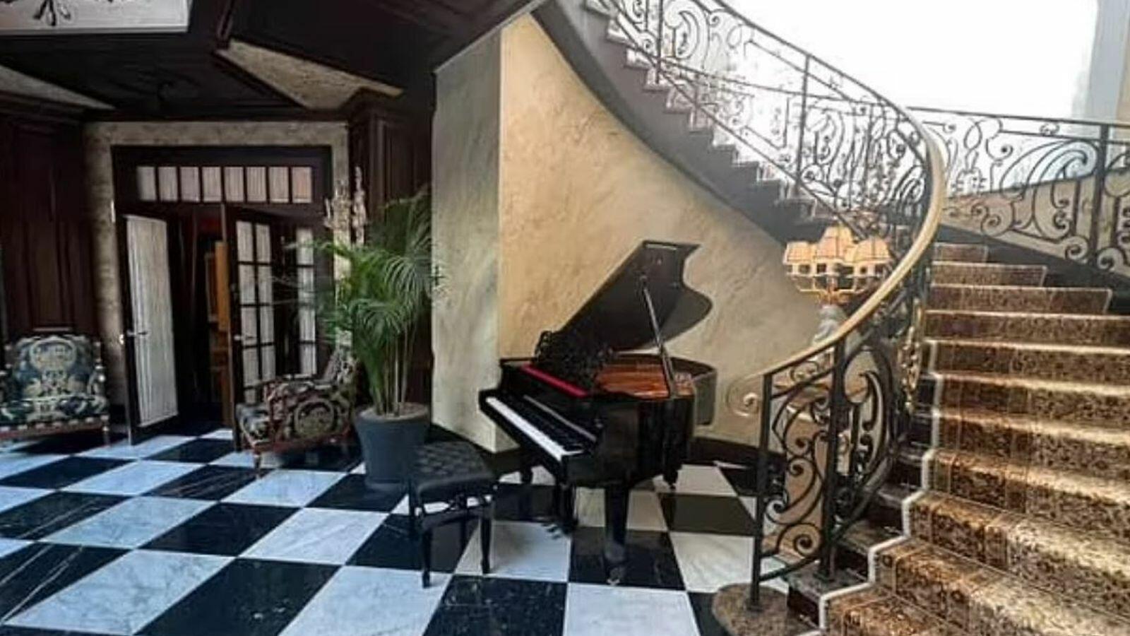 Trong nh&agrave; c&oacute; một chiếc piano cỡ lớn ở tầng một c&ugrave;ng một khu vực x&ocirc;ng hơi, m&aacute;t-xa, ph&ograve;ng cầu nguyện ri&ecirc;ng tư được trang tr&iacute; bằng những biểu tượng t&ocirc;n gi&aacute;o của Ch&iacute;nh thống gi&aacute;o Nga.