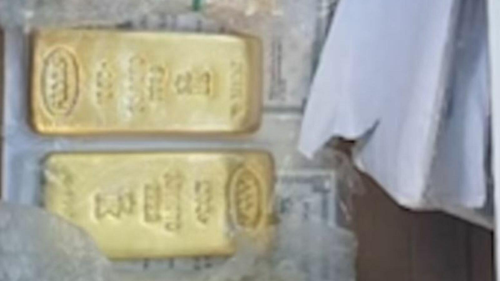 Ngo&agrave;i ra, FSB c&ograve;n ph&aacute;t hiện được số lượng lớn v&agrave;ng v&agrave; tiền mặt ở nhiều loại tiền tệ, một bộ qu&acirc;n phục gắn h&agrave;ng chục huy chương.