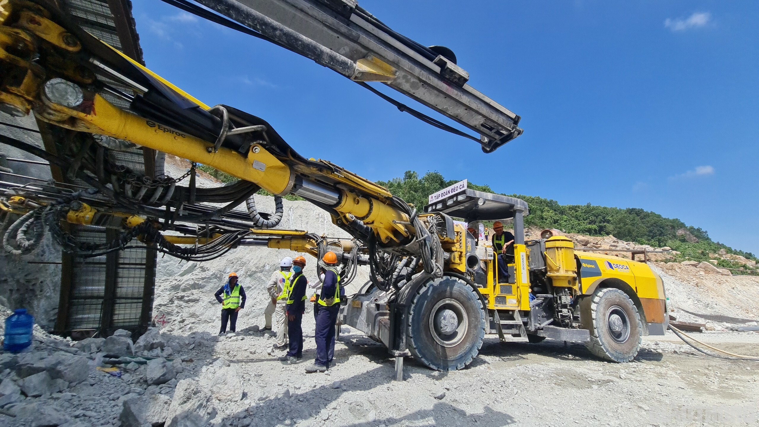 Si&ecirc;u r&ocirc; bốt được nh&agrave; thầu đưa v&agrave;o c&ocirc;ng trường thi c&ocirc;ng hầm số 2 trong tổng số 3 hầm xuy&ecirc;n n&uacute;i nối Quảng Ng&atilde;i với B&igrave;nh Định.