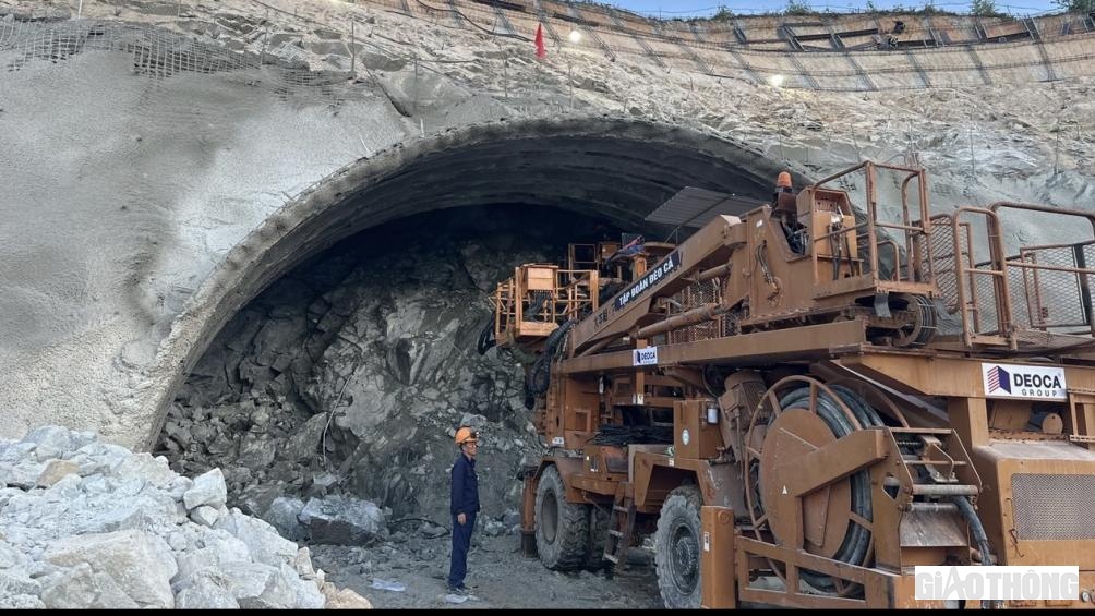 Miệng hầm cửa hầm số 1 ở mũi thi c&ocirc;ng ph&iacute;a nam đ&atilde; n&ecirc;n h&igrave;nh n&ecirc;n d&aacute;ng. Đ&acirc;y l&agrave; hầm c&oacute; chiều d&agrave;i 610m.