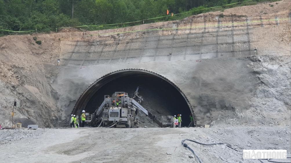 Miệng cửa hầm số 2 ở ph&iacute;a bắc đ&atilde; cơ bản ho&agrave;n th&agrave;nh, để đảm bảo an to&agrave;n trong qu&aacute; tr&igrave;nh thi c&ocirc;ng c&ocirc;ng tr&igrave;nh nh&agrave; thầu đ&atilde; tiến h&agrave;nh giật cơ khu vực b&ecirc;n tr&ecirc;n miệng hầm v&agrave; phun b&ecirc; t&ocirc;ng phủ l&ecirc;n b&ecirc;n tr&ecirc;n bề mặt khu vực cửa hầm.