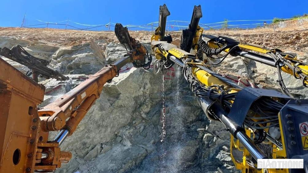 Do ứng dụng c&ocirc;ng nghệ khoan hầm ti&ecirc;n tiến, hiện đại, cộng với đội ngũ c&ocirc;ng nh&acirc;n l&agrave;nh nghề đ&atilde; nhuần nhuyễn trong c&ocirc;ng nghệ khoan hầm NATM, Tập đo&agrave;n Đ&egrave;o Cả tự tin sẽ th&ocirc;ng hầm số 2 ngay trong cuối năm 2023.