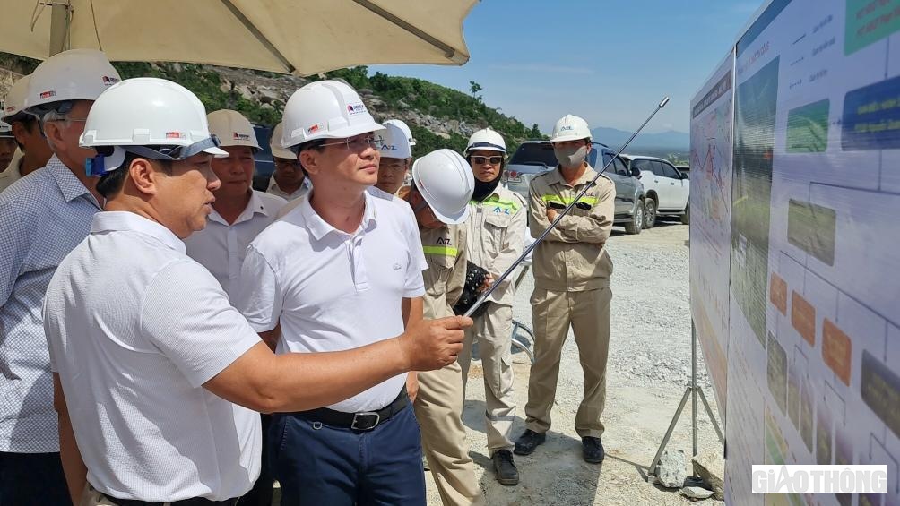 Chủ tịch HĐQT Tập đo&agrave;n Đ&egrave;o Cả Hồ Minh Ho&agrave;ng cho biết, đơn vị đang triển khai đồng loạt nhiều mũi thi c&ocirc;ng tại cả 3 hầm v&agrave; y&ecirc;u cầu c&aacute;c đơn nỗ lực hơn nữa để đến th&aacute;ng 12/2023 th&ocirc;ng hầm số 2, đạt mục ti&ecirc;u tổng thể giải ng&acirc;n 4.000 tỷ đồng được bố tr&iacute; cho dự &aacute;n ngay trong năm nay.