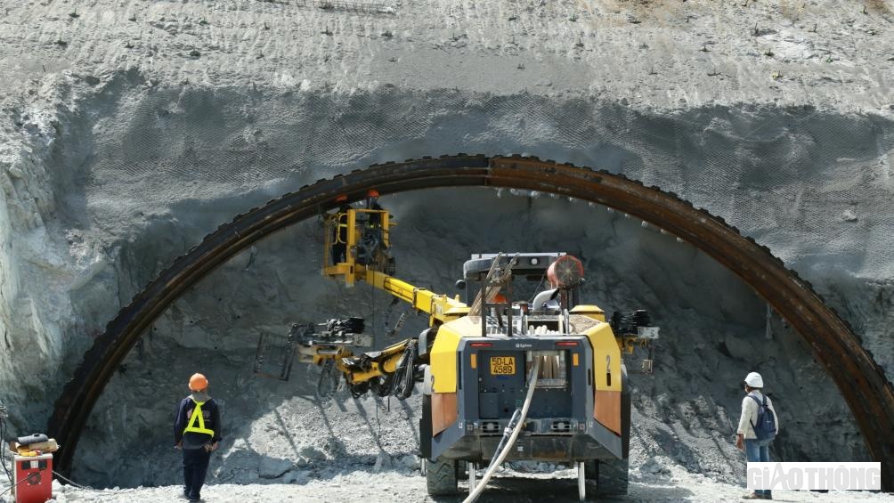 Sau khi khoan lớp mặt, nh&agrave; thầu sử dụng gi&aacute; đỡ để gia cố n&oacute;c hầm v&agrave; tiến h&agrave;nh khoan s&acirc;u v&agrave;o b&ecirc;n trong. Sau mỗi đợt khoan sẽ phun b&ecirc; t&ocirc;ng tươi để gia cố v&agrave; tăng độ bền cho c&ocirc;ng tr&igrave;nh, ngăn kh&ocirc;ng cho c&aacute;c khối đ&aacute; biến dạng.