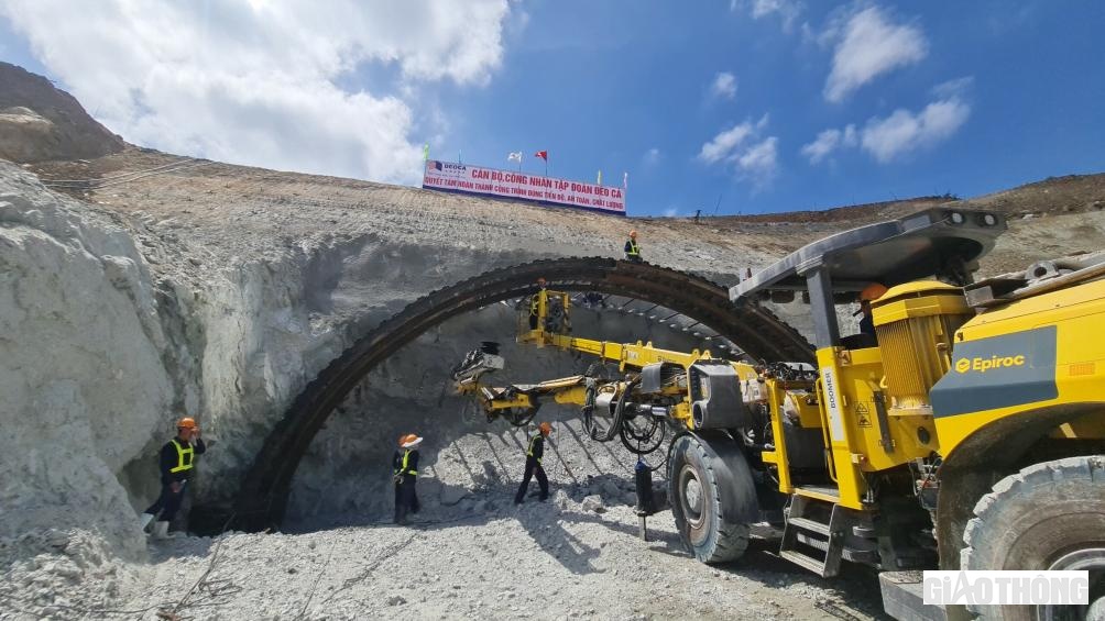 Việc sử dụng m&aacute;y khoan hầm cỡ lớn theo c&ocirc;ng nghệ khoan hầm mới của &Aacute;o (NATM) được nh&agrave; thầu Đ&egrave;o Cả sử dụng để gia tăng sản lượng v&agrave; r&uacute;t ngắn thời gian thi c&ocirc;ng, đảm bảo kế hoạch giải ng&acirc;n vốn m&agrave; Bộ GTVT đề ra.