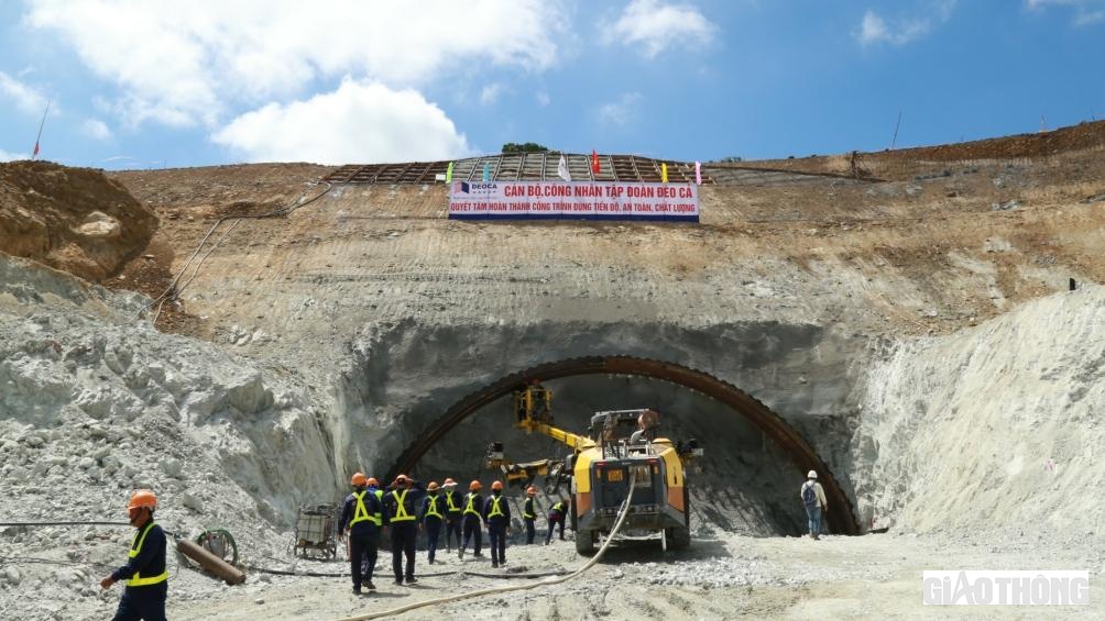 C&aacute;n bộ kỹ thuật v&agrave; c&ocirc;ng nh&acirc;n v&agrave;o ca thi c&ocirc;ng cửa hầm số 2 ph&iacute;a Bắc qua địa phận x&atilde; Phổ Cường, TX Đức Phổ, Quảng Ng&atilde;i.