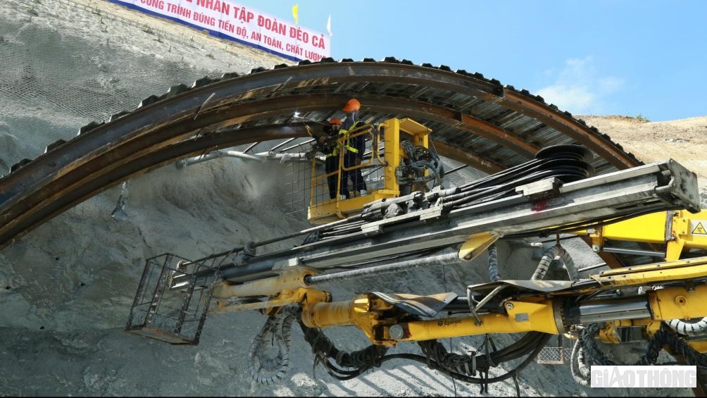 Qua đ&uacute;c kết kinh nghiệm từ việc tổ chức thi c&ocirc;ng c&aacute;c hầm Hải V&acirc;n, Đ&egrave;o Cả, đa phần đội ngũ c&aacute;n bộ kỹ thuật, kỹ sư của nh&agrave; thầu đ&atilde; nắm bắt kỹ nguy&ecirc;n l&yacute; hoạt động, vận h&agrave;nh m&aacute;y khoan.