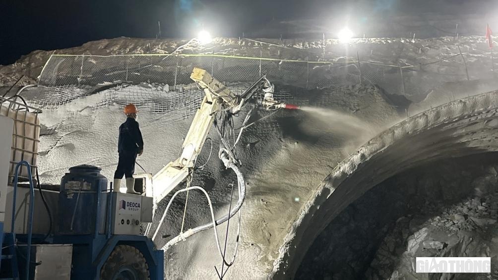 Kh&ocirc;ng chỉ thi c&ocirc;ng ban ng&agrave;y m&agrave; Tập đo&agrave;n Đ&egrave;o Cả c&ograve;n triển khai thi c&ocirc;ng khoan hầm v&agrave;o ban đ&ecirc;m để gia tăng sản lượng ở cửa hầm số 1.