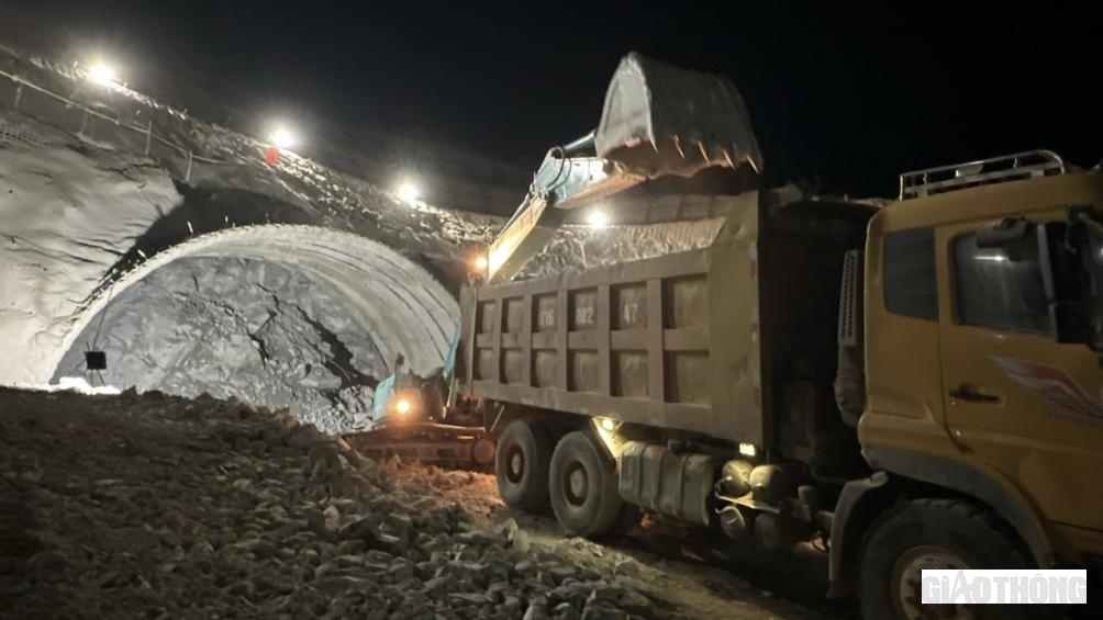 Hoạt động thi c&ocirc;ng 3 ca, 4 k&iacute;p được triển khai đồng bộ ở cả 3 hầm xuy&ecirc;n n&uacute;i tr&ecirc;n tuyến cao tốc Quảng Ng&atilde;i - Ho&agrave;i Nhơn để nối th&ocirc;ng giữa hai tỉnh Quảng Ng&atilde;i v&agrave; B&igrave;nh Định, ri&ecirc;ng hầm số 3 c&oacute; chiều d&agrave;i lớn nhất với 3.200m, sau khi đưa v&agrave;o sử dụng sẽ l&agrave; hầm c&oacute; chiều d&agrave;i lớn thứ 3 cả nước sau hầm Hải V&acirc;n v&agrave; Đ&egrave;o Cả.