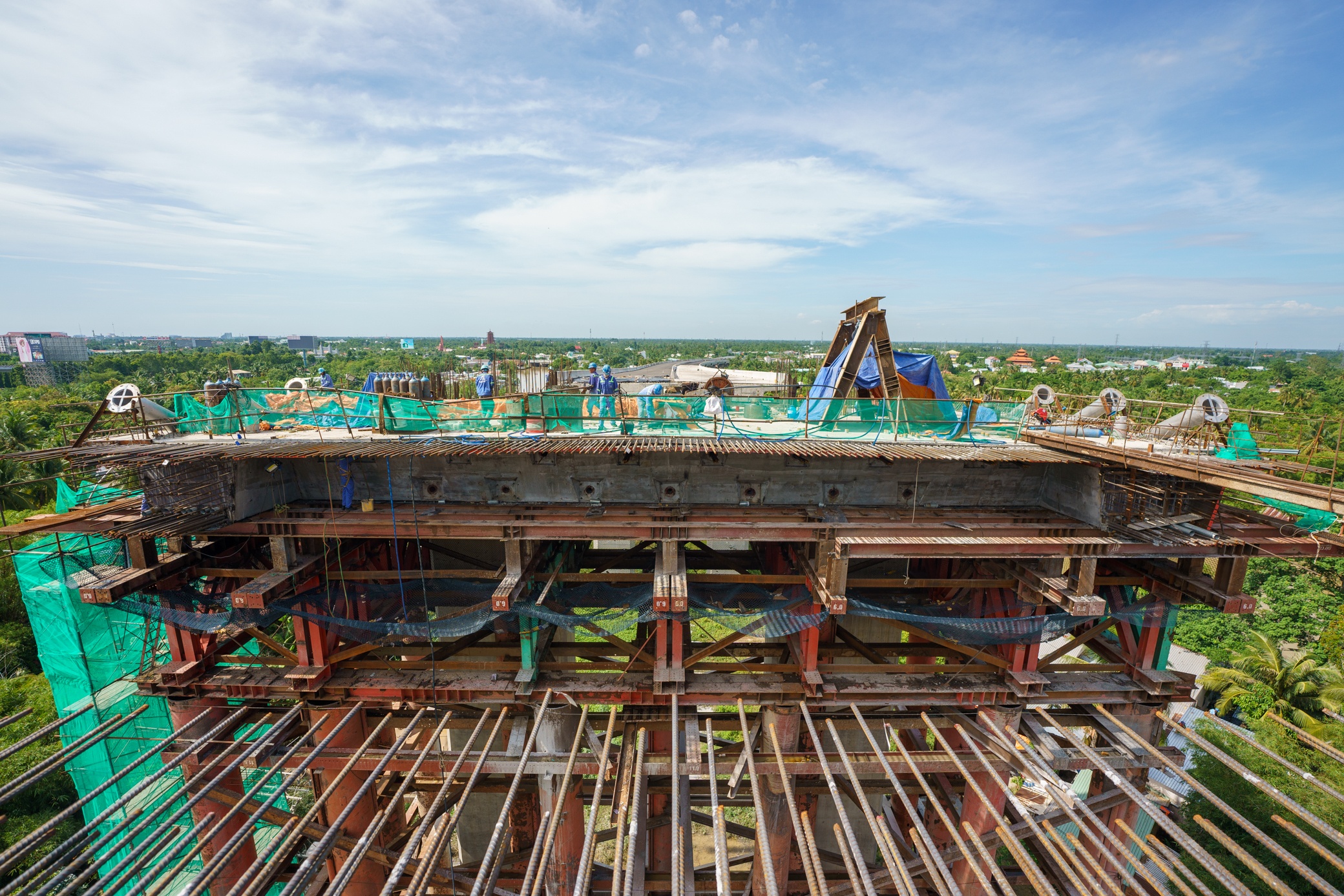 Nhịp bi&ecirc;n cầu đang trong qu&aacute; tr&igrave;nh ho&agrave;n tất đ&uacute;c dầm theo chu tr&igrave;nh. "Hiểu n&ocirc;m na cứ 13 ng&agrave;y, cầu d&agrave;i ra th&ecirc;m 11m, tương đương trung b&igrave;nh mỗi ng&agrave;y 1m", &ocirc;ng Phan Văn Qu&acirc;n cho hay.