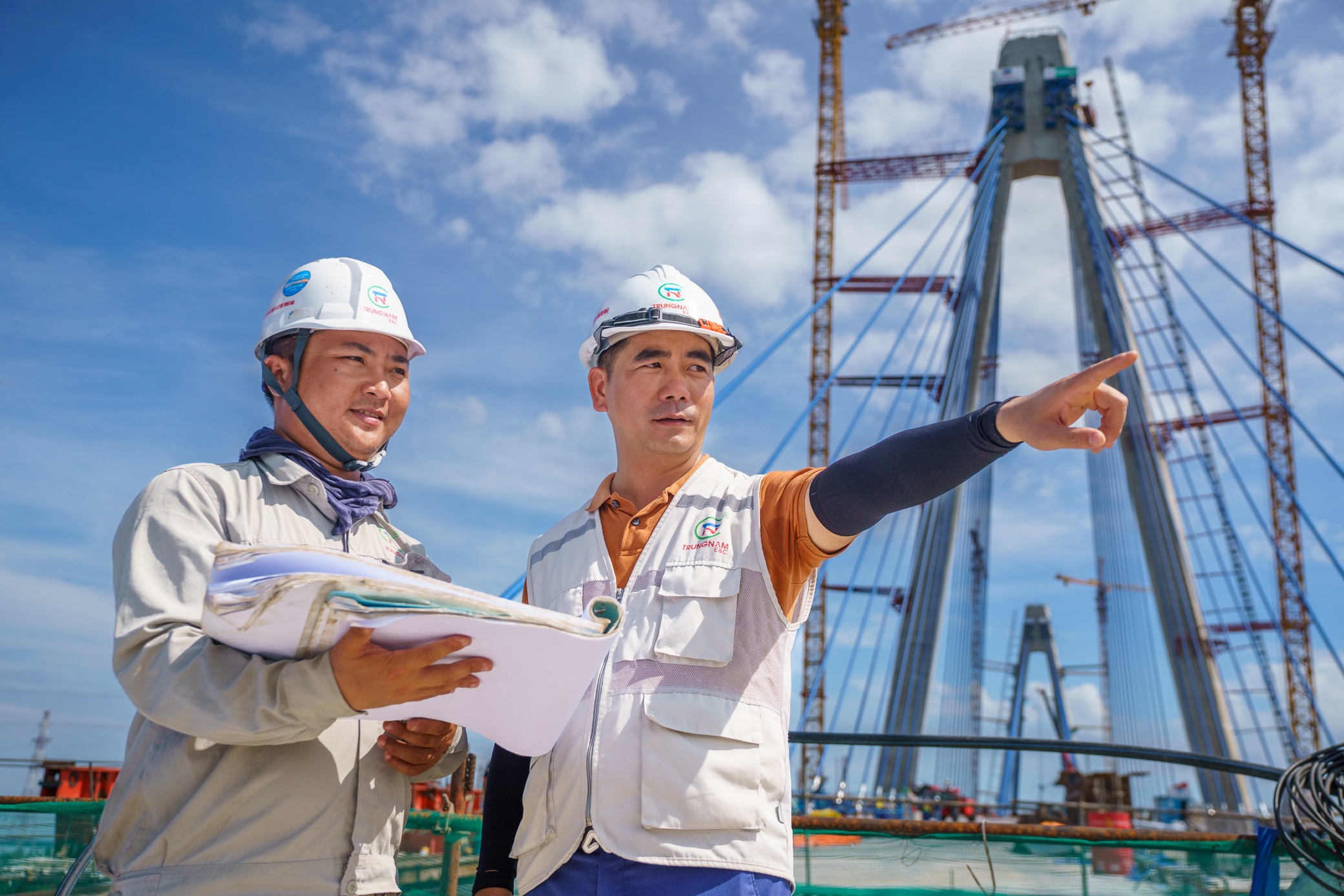 &Ocirc;ng Phan Văn Qu&acirc;n, Chỉ huy trưởng nh&agrave; thầu Trung Nam E&C, cho biết đơn vị phụ tr&aacute;ch thi c&ocirc;ng trụ th&aacute;p T16, nhịp bi&ecirc;n bờ Vĩnh Long. "Hiện nh&agrave; thầu đ&atilde; ho&agrave;n tất thi c&ocirc;ng trụ th&aacute;p v&agrave; ch&oacute;p đỉnh.Giữa th&aacute;ng 7, nhịp bi&ecirc;n ph&iacute;a bờ Vĩnh Long sẽ được hợp long", &ocirc;ng Phan Văn Qu&acirc;n n&oacute;i.