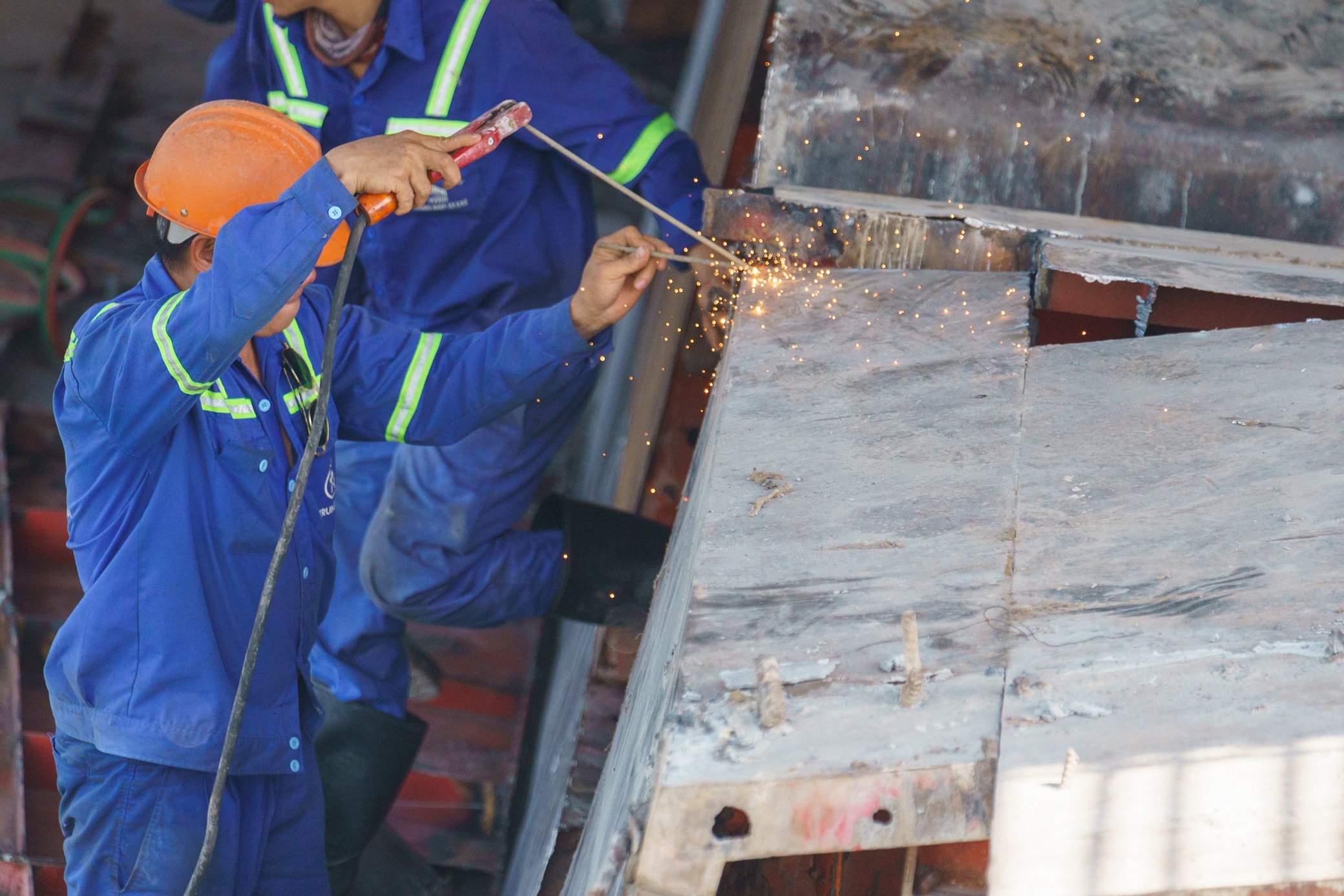 Bước v&agrave;o giai đoạn "chạy nước r&uacute;t", c&ocirc;ng tr&igrave;nh mỗi ng&agrave;y duy tr&igrave; 3 ca lu&acirc;n phi&ecirc;n li&ecirc;n tục. C&ocirc;ng nh&acirc;n phải thi c&ocirc;ng xuy&ecirc;n đ&ecirc;m để kịp hợp long nhịp bi&ecirc;n trong th&aacute;ng 7 v&agrave; hợp long nhịp giữa v&agrave;o th&aacute;ng 11.