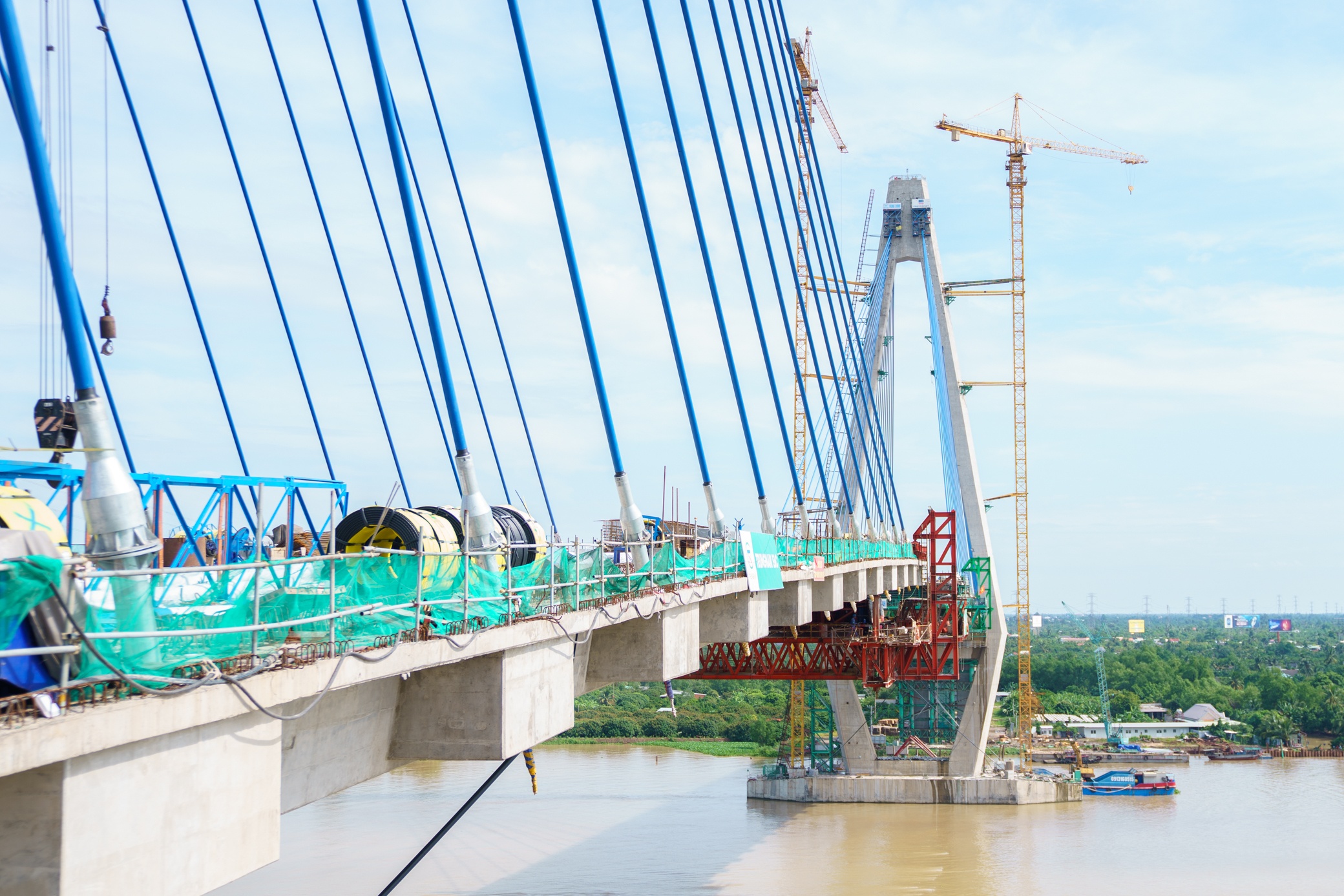 Cầu Mỹ thuận 2 l&agrave; dự &aacute;n cầu d&acirc;y văng c&oacute; quy m&ocirc; lớn, phức tạp với nhịp ch&iacute;nh d&acirc;y văng d&agrave;i 650m, hai trụ th&aacute;p cao hơn 125m.