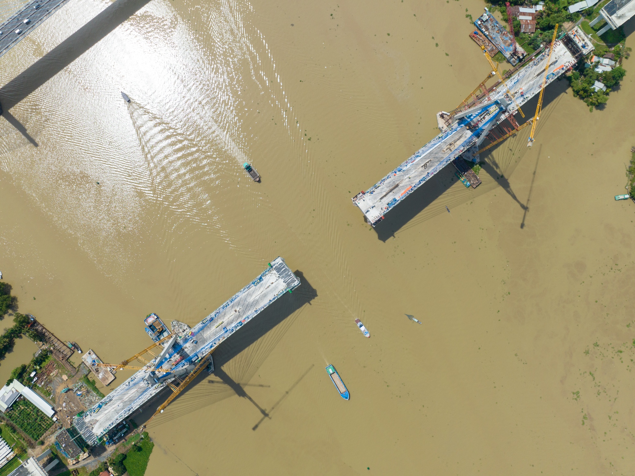 Cầu Mỹ Thuận 2 khởi c&ocirc;ng hồi th&aacute;ng 2/2020, tổng mức đầu tư khoảng 5.000 tỷ đồng. Phần cầu ch&iacute;nh d&agrave;i hơn 1,9km, đ&aacute;p ứng 6 l&agrave;n xe, vận tốc thiết kế 80km/h.