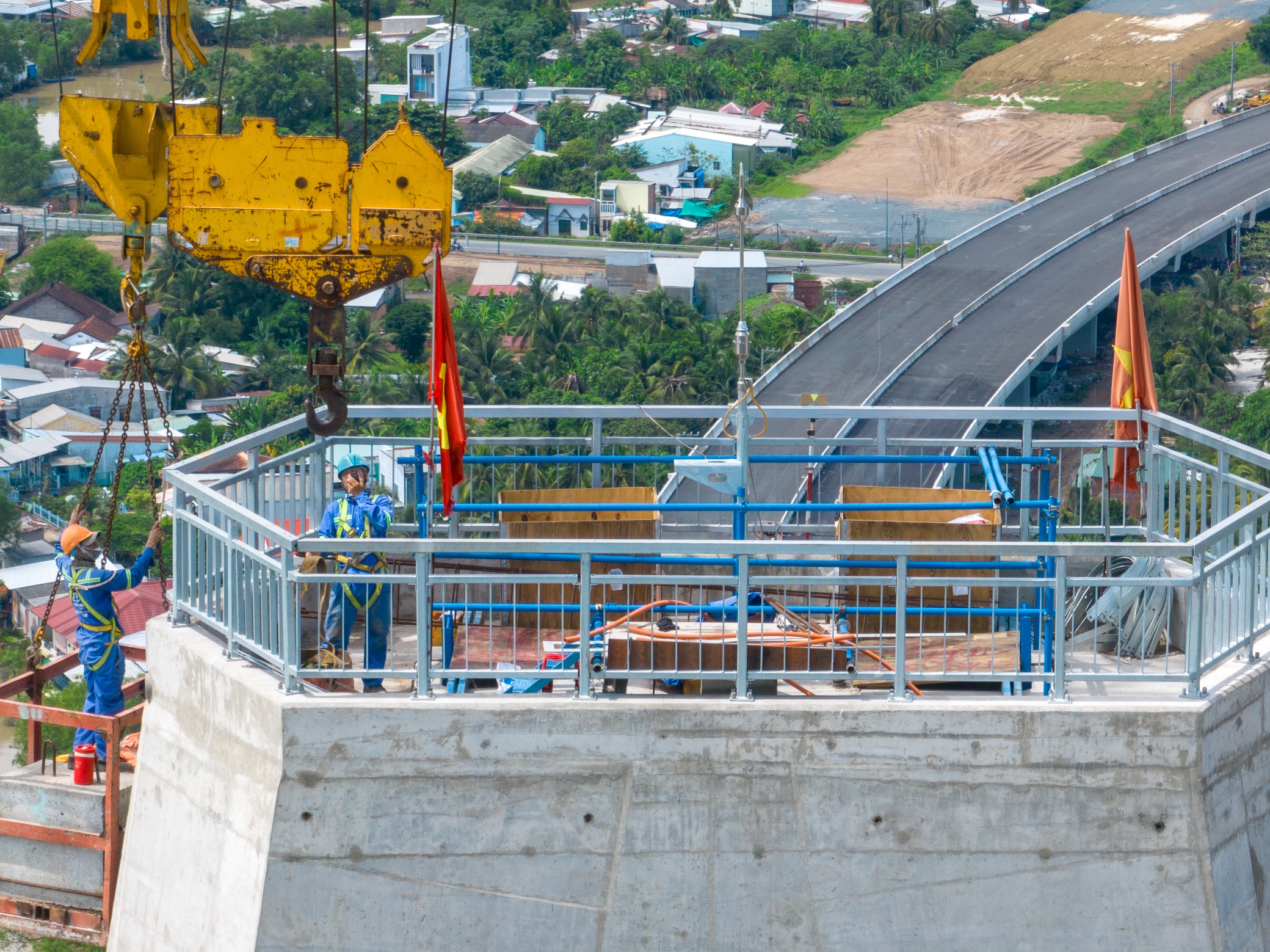 Cầu Mỹ Thuận 2 c&oacute; 5 g&oacute;i thầu x&acirc;y lắp. Đến nay, phần đường dẫn đ&atilde; cơ bản ho&agrave;n th&agrave;nh. Khối lượng đạt hơn 80%. C&aacute;c nh&agrave; thầu đang tập trung thi c&ocirc;ng phần nhịp bi&ecirc;n v&agrave; nhịp ch&iacute;nh.