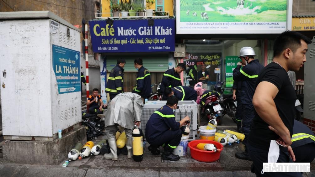 Sau khi nhận tin báo, Trung tâm thông tin chỉ huy Công an thành phố đã điều động 4 đơn vị, 2 xe chữa cháy và nhiều cán bộ, chiến sĩ xuống hiện trường tổ chức chữa cháy và cứu nạn.