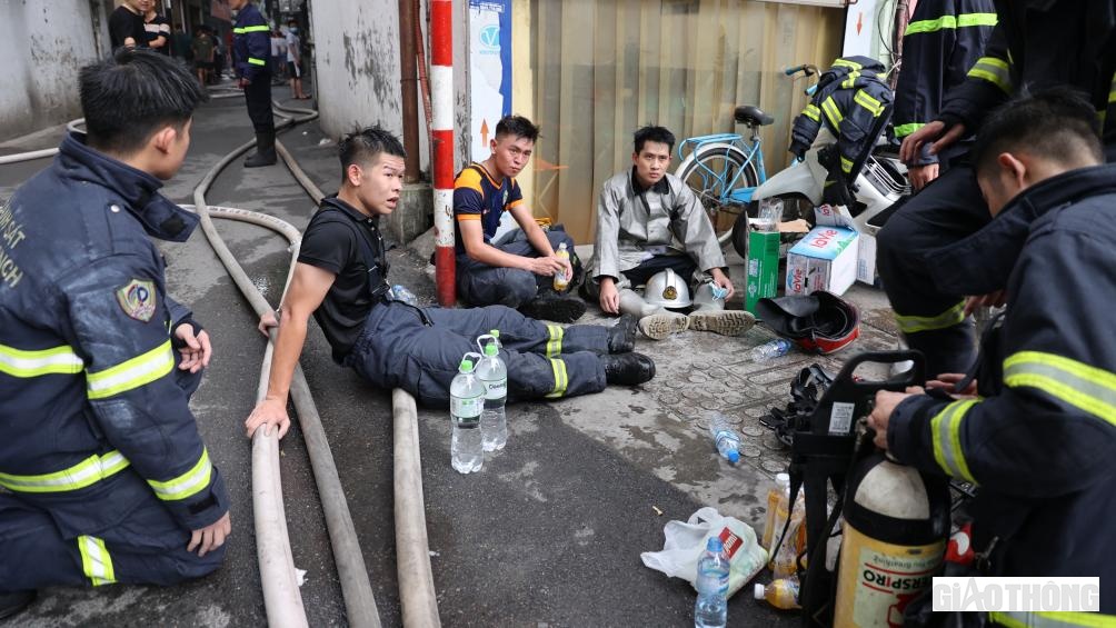 Phía bên trong ngôi nhà bị cháy có nhiều đồ vật là hoá chất của ngành nail khiến ngọn lửa liên tục bùng lên kèm nhiều tiếng nổ gây ra nhiều khó khăn cho công tác PCCC&CNCN. Các cán bộ, chiến sĩ PCCC&CHCN đã kiệt sức.