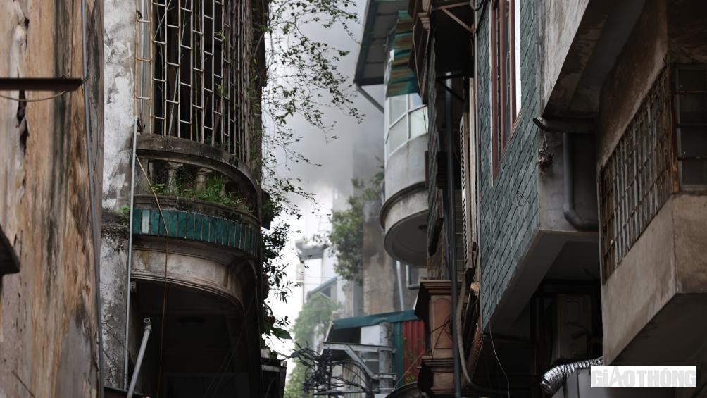 Được biết, quy mô khu vực xảy ra cháy là nhà ở kết hợp kinh doanh dich vụ (làm móng chân, móng tay), nhà hình ống, cao 6 tầng, 1 tum, diện tích khoảng 60 m2 (chiều rộng khoảng 2,5 m, chiều dài khoảng 24 m), kết cấu bê tông cốt thép.