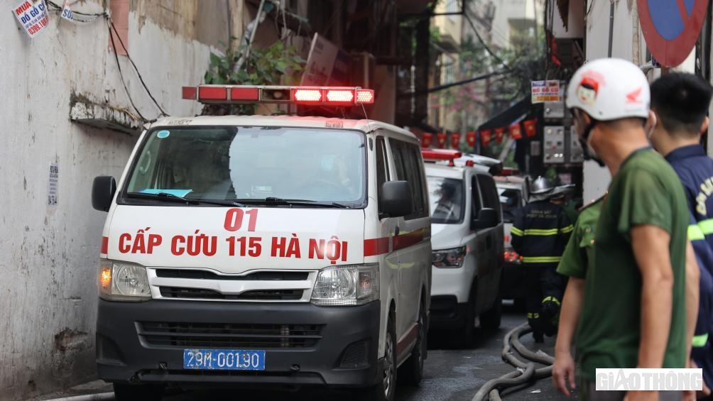 Xe cứu thương được huy động vào trong ngõ để đưa các nạn nhân xấu số về nhà tang lễ, Bệnh viện Đống Đa.